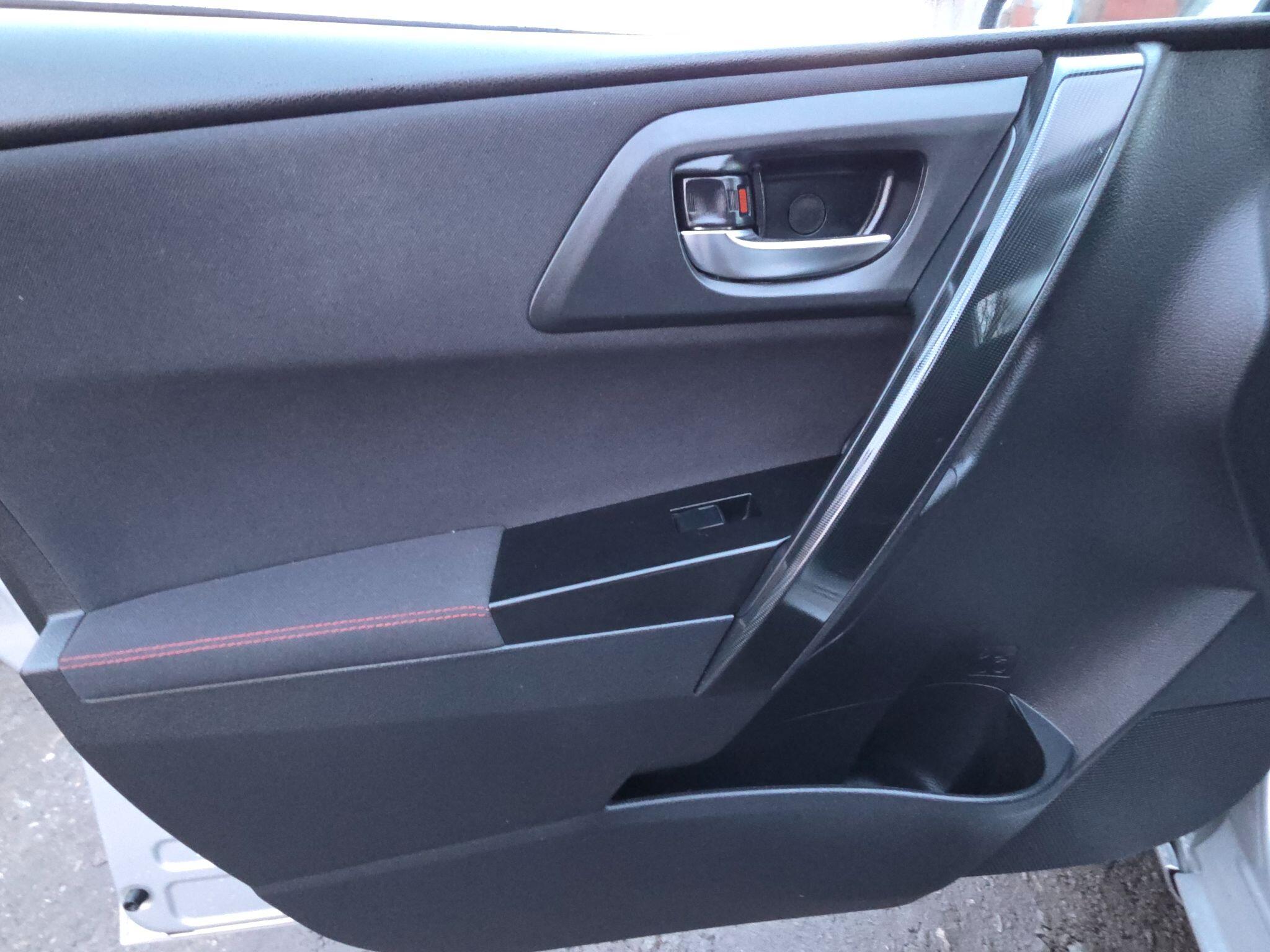 2013 Toyota Auris image 35