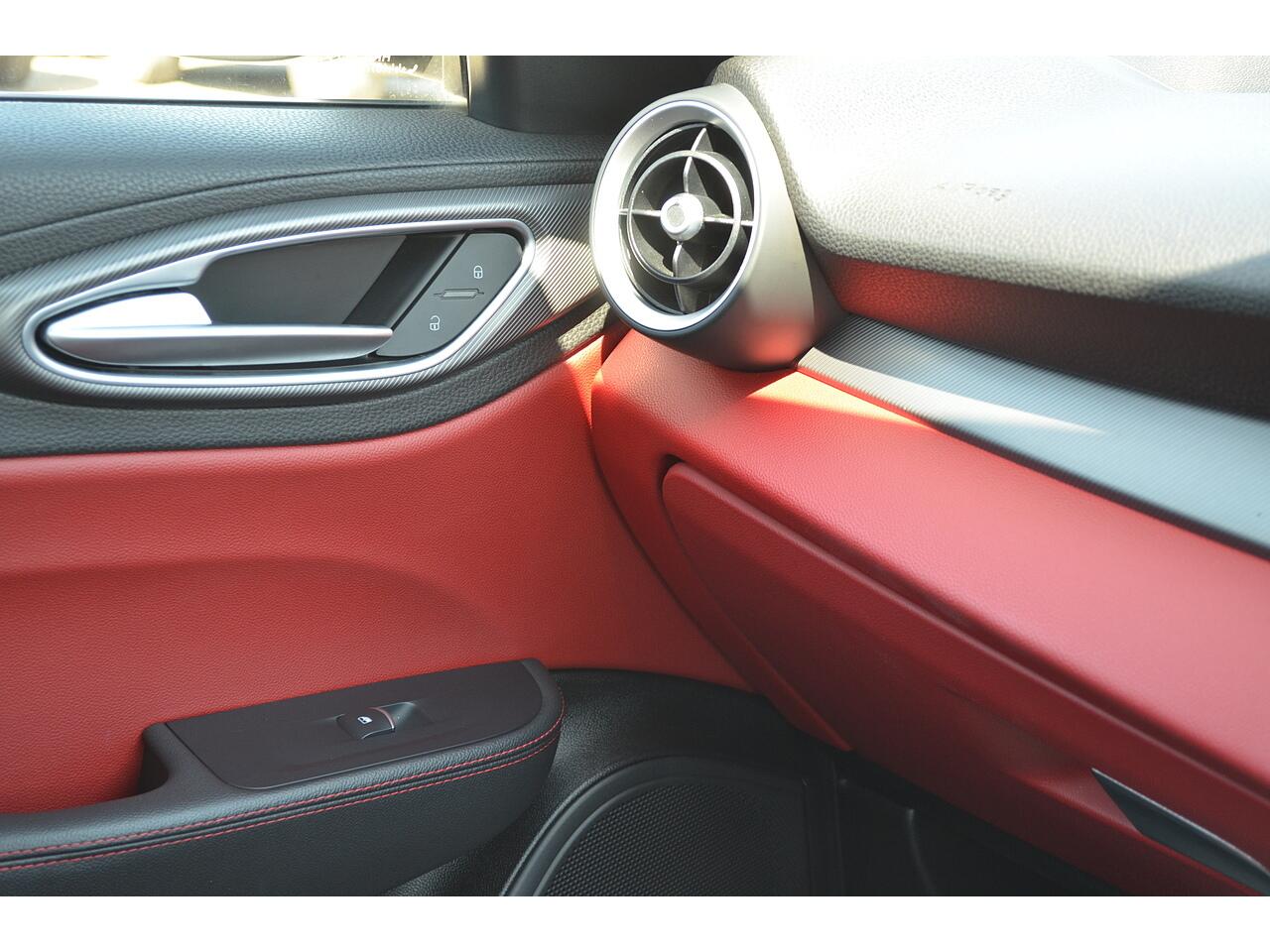 Alfa Romeo Giulia view 40