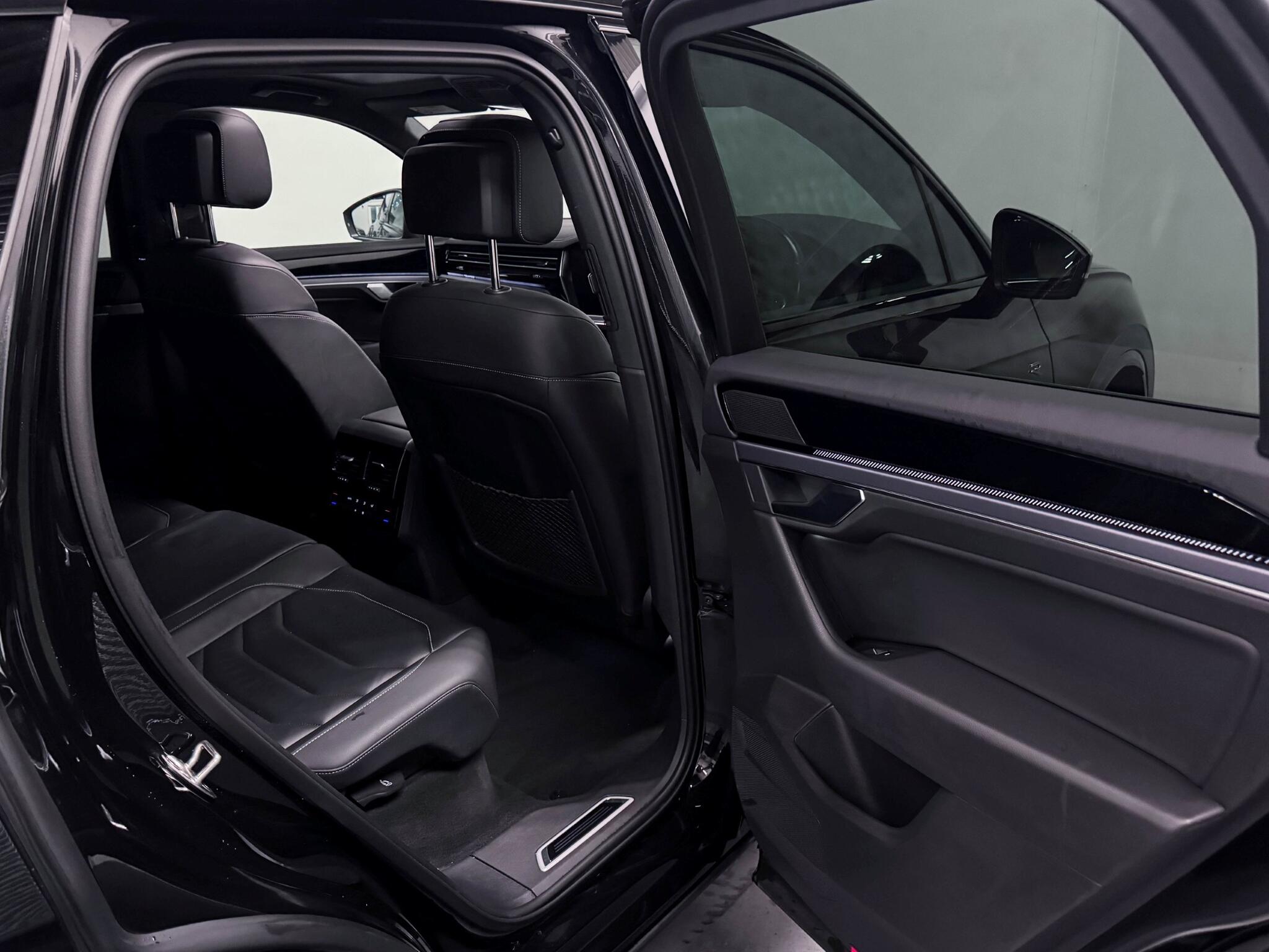 Volkswagen Touareg view 11