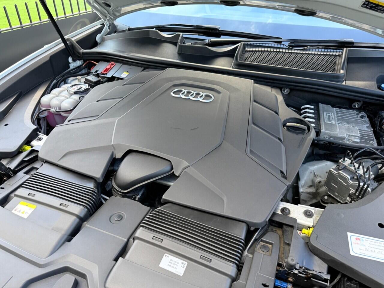 Audi Q8 view 60