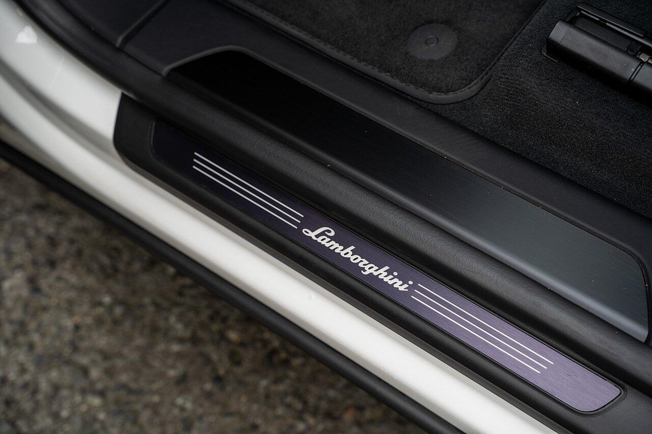 Lamborghini Urus view 77