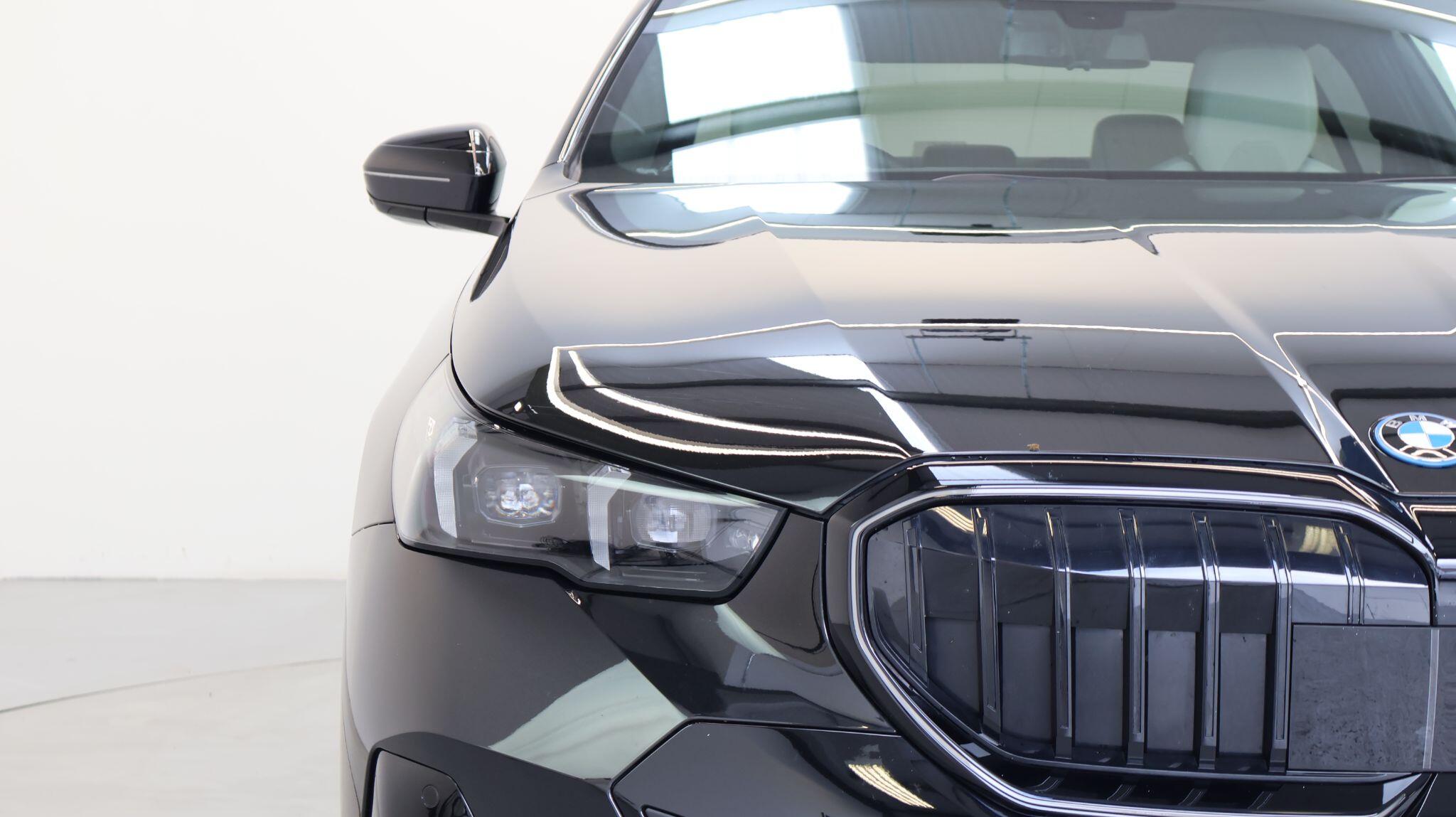 BMW 5 Series view 24