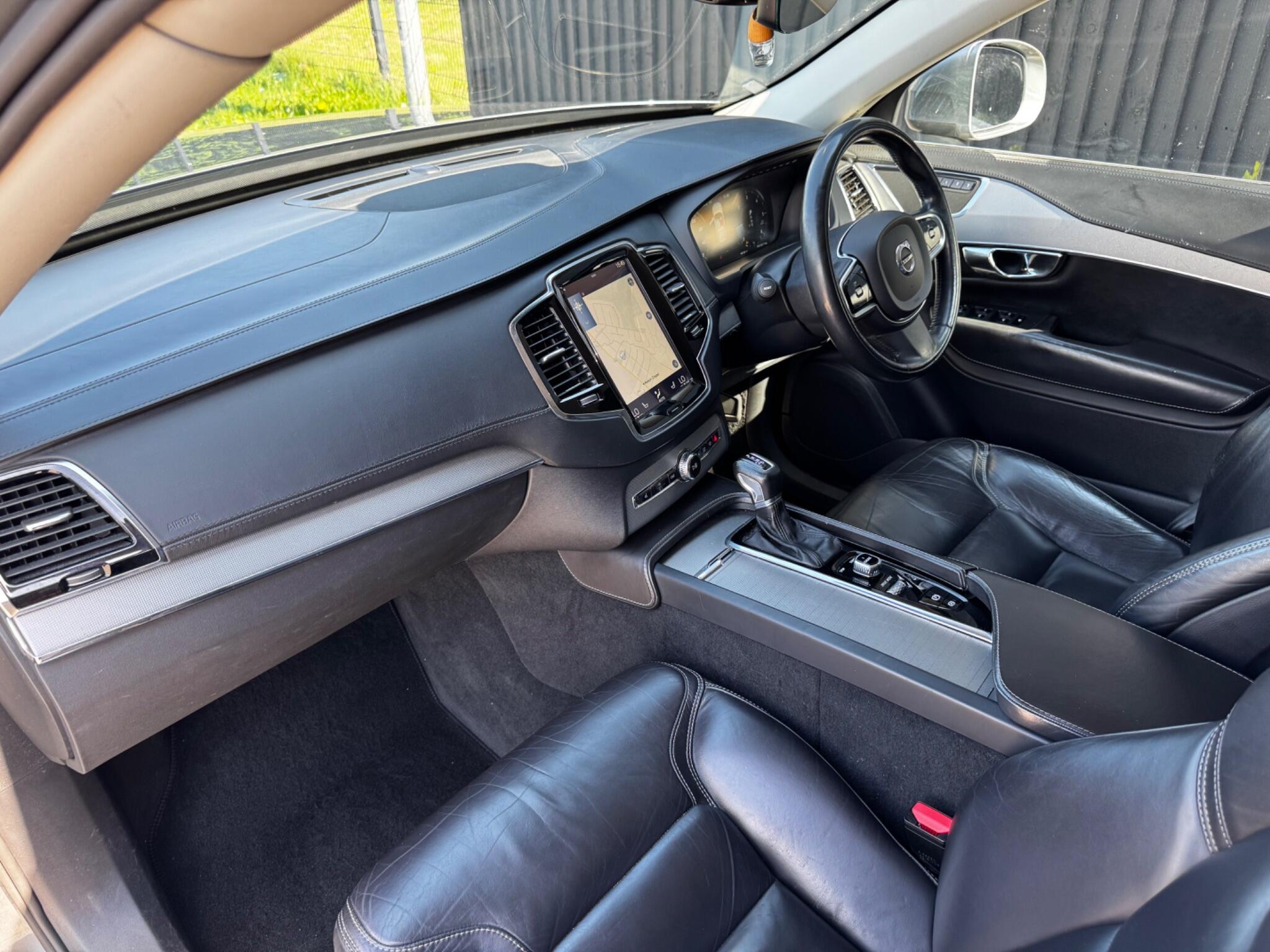 Volvo XC90 view 16