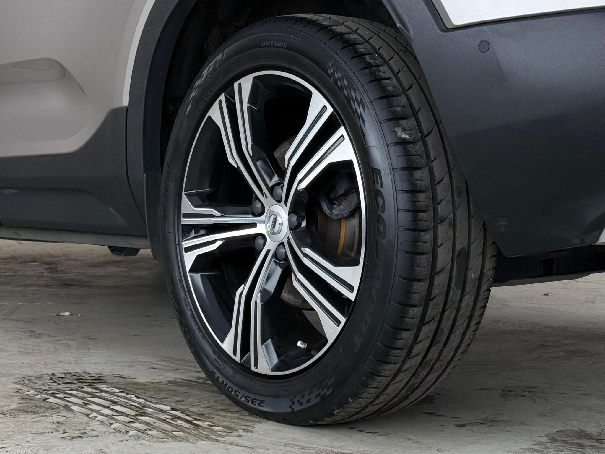 Volvo XC40 view 9