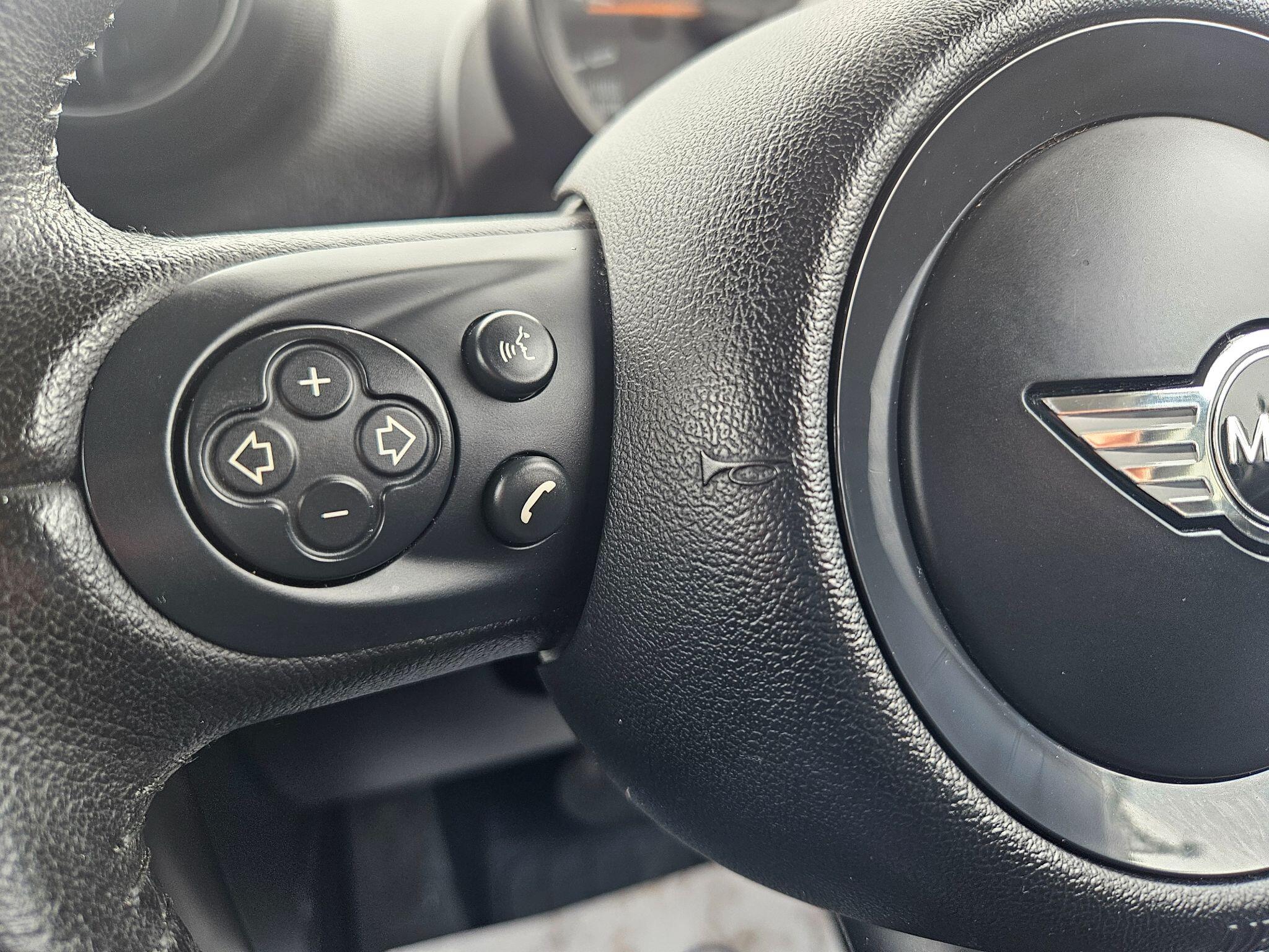 2016 MINI Countryman image 31