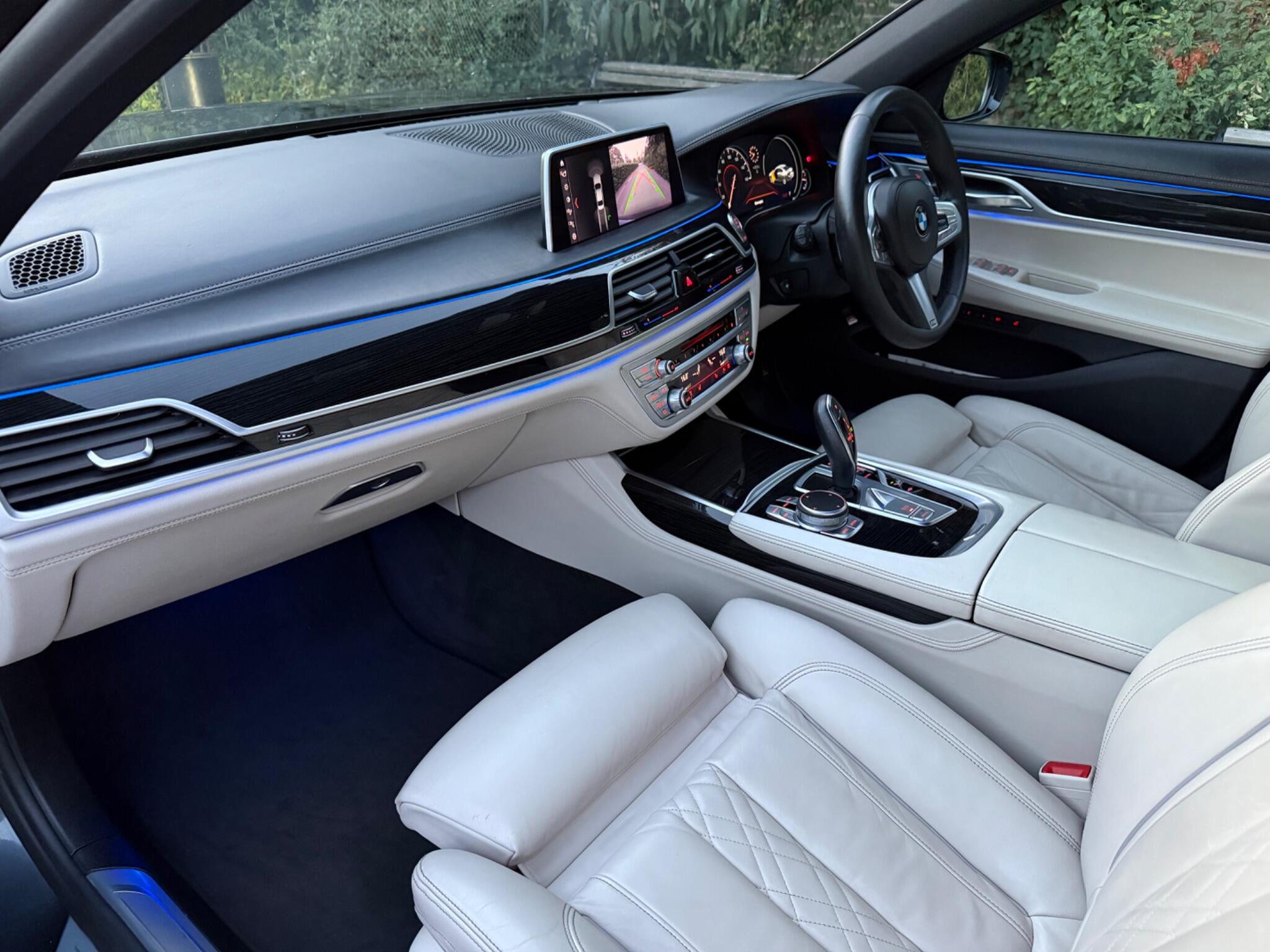 BMW 7 Series view 19