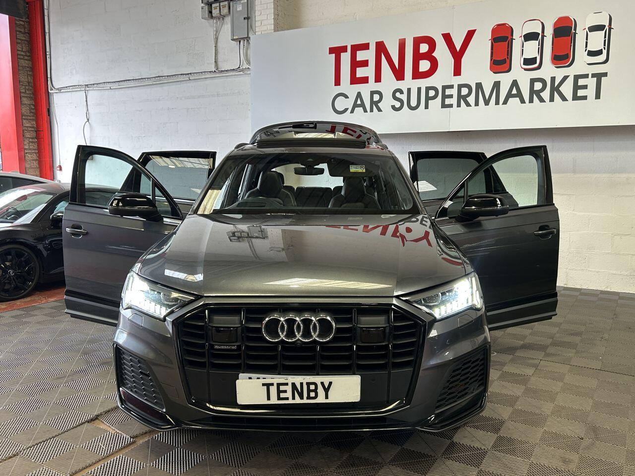 Audi Q7 view 12