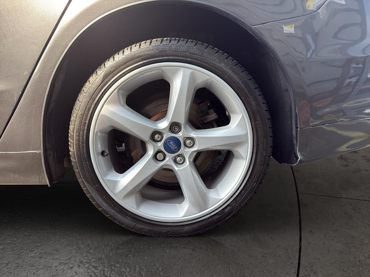 Ford Mondeo view 12