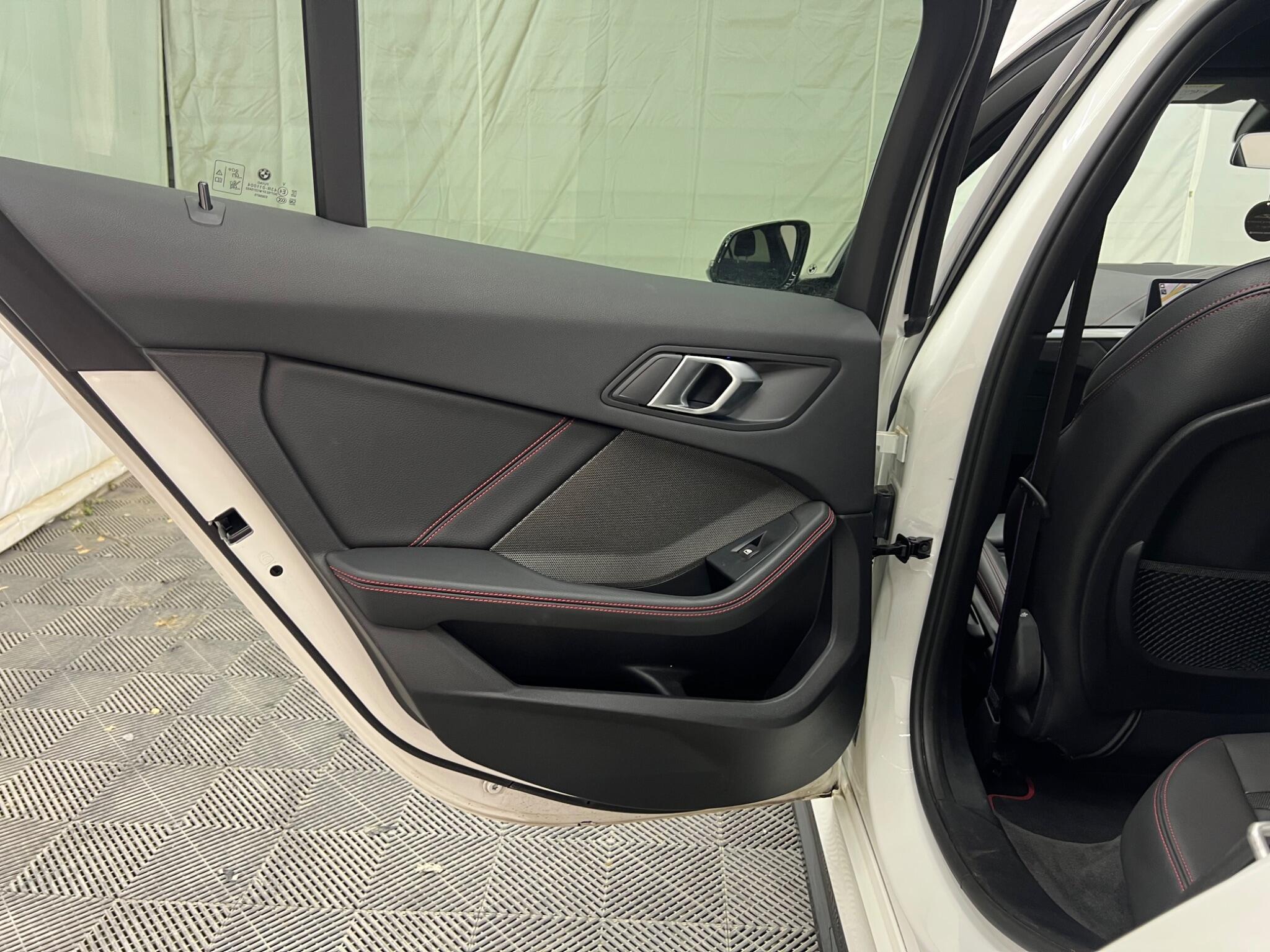 BMW 1 Series view 32