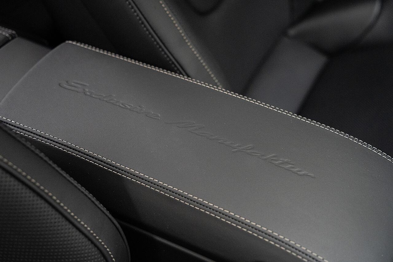 Porsche 911 view 8