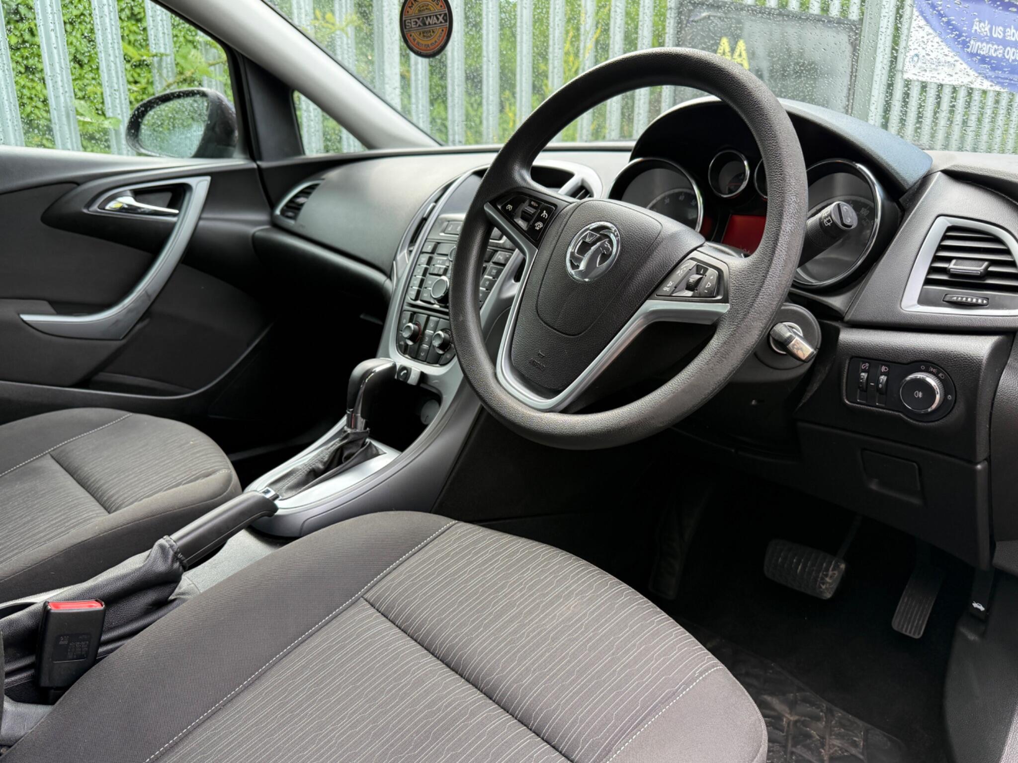 2014 Vauxhall Astra image 18
