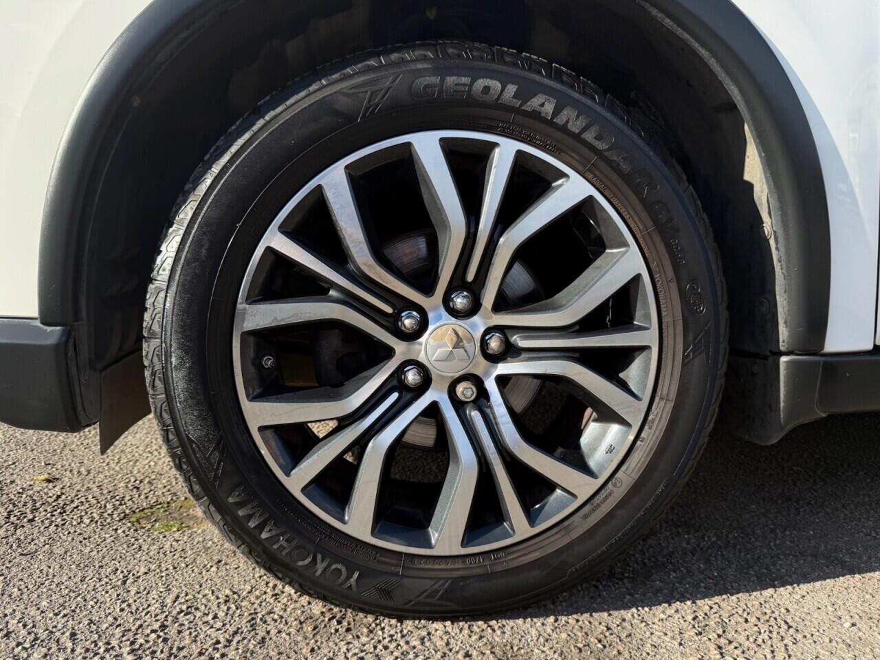 Mitsubishi Outlander view 45