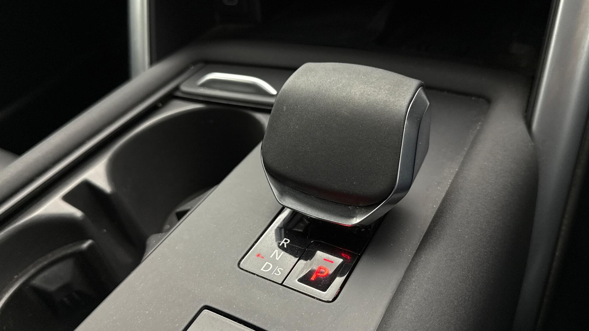 Land Rover Discovery view 13