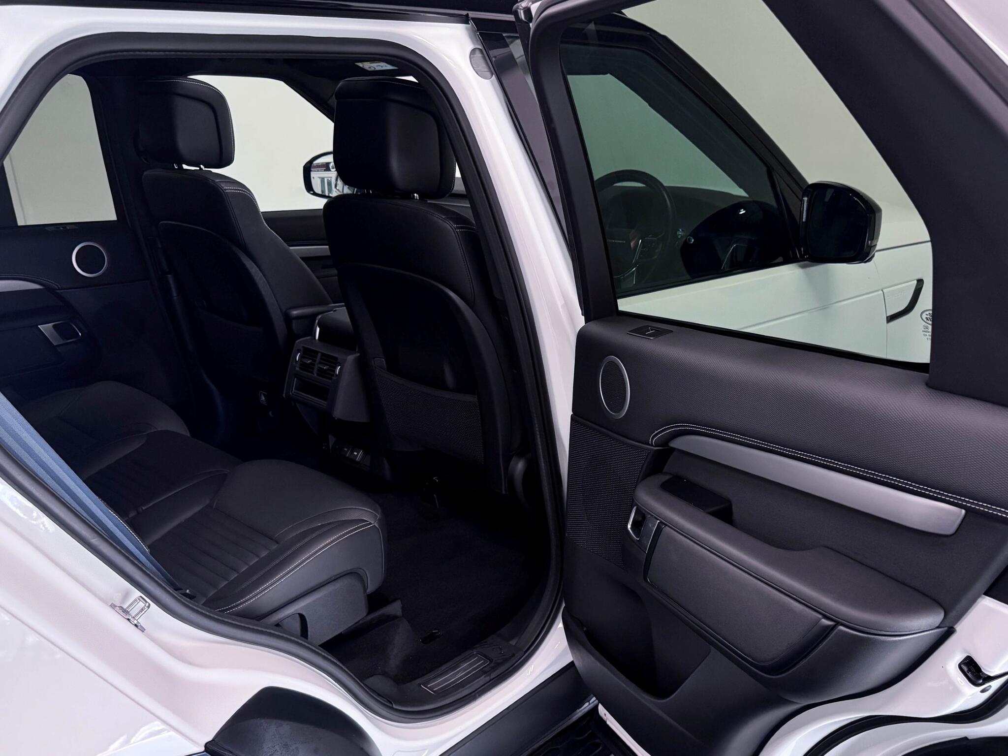 Land Rover Discovery view 13