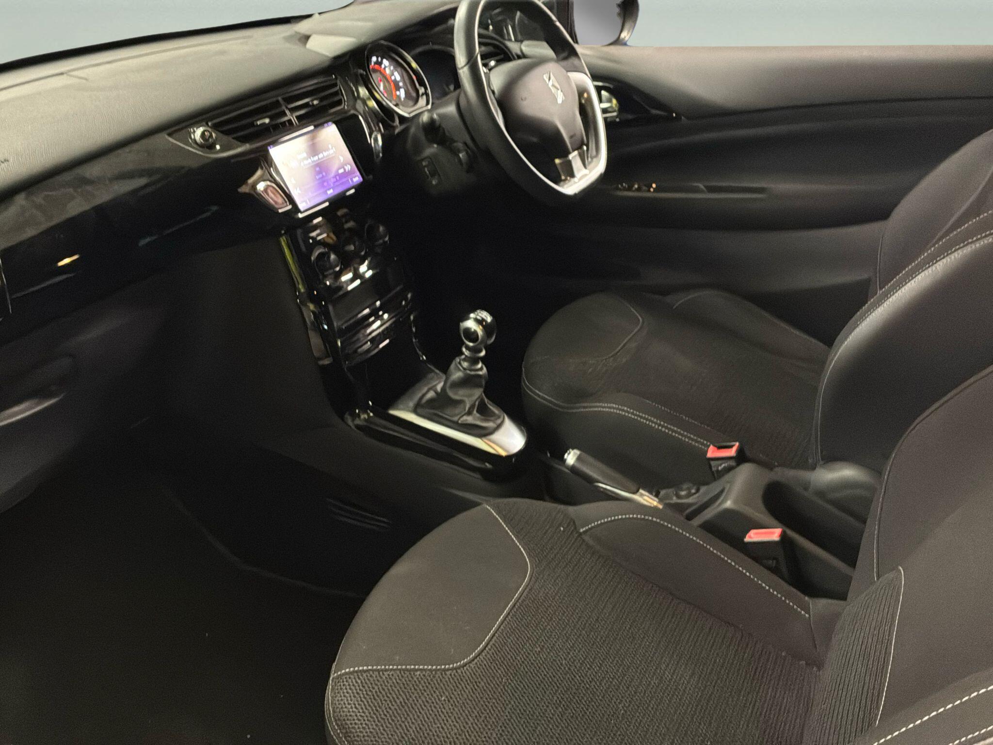 DS Automobiles DS 3 view 10