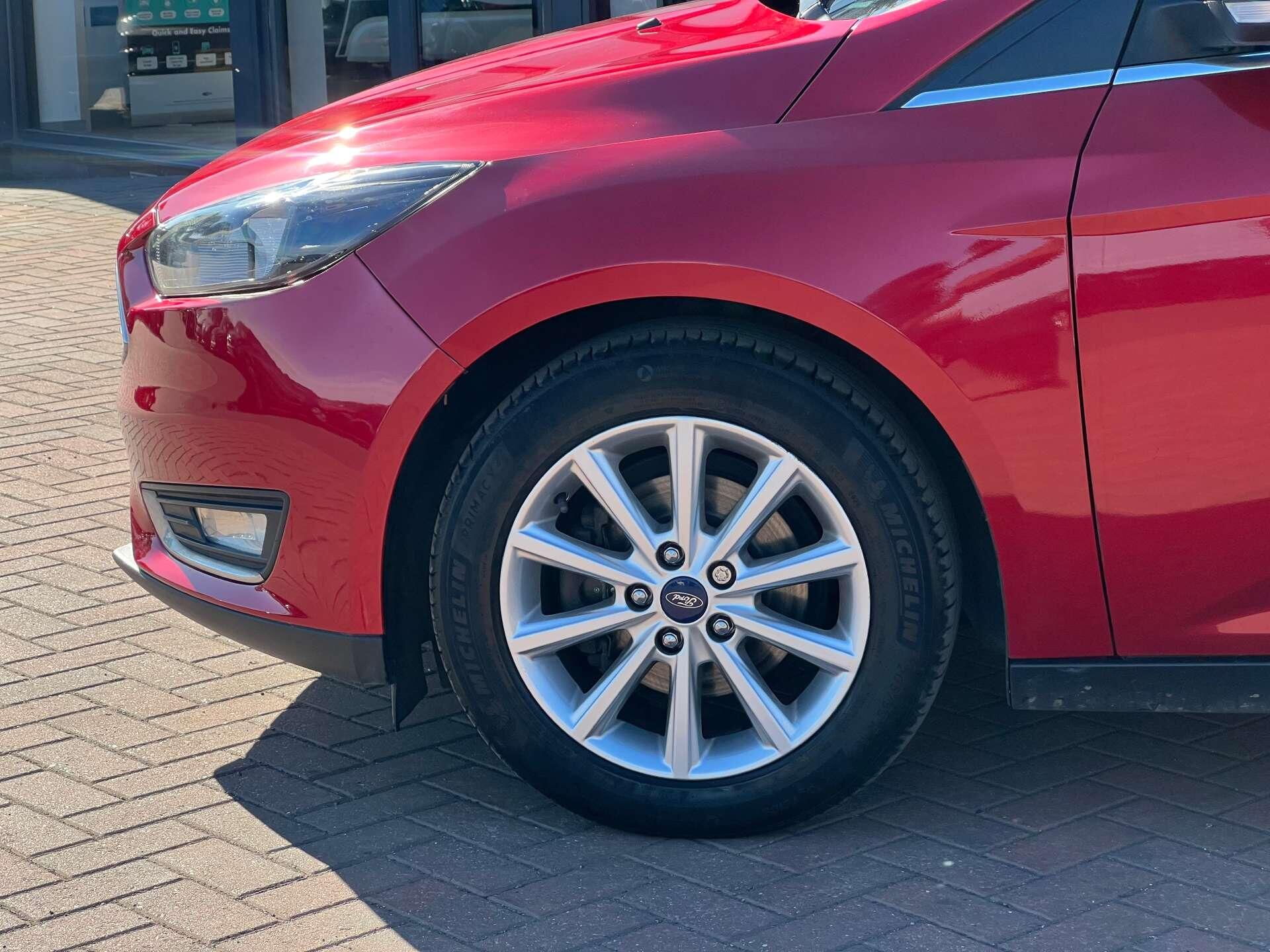 Ford Focus view 15