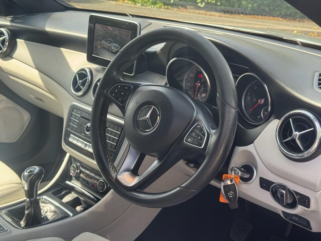 Mercedes-Benz Cla view 11