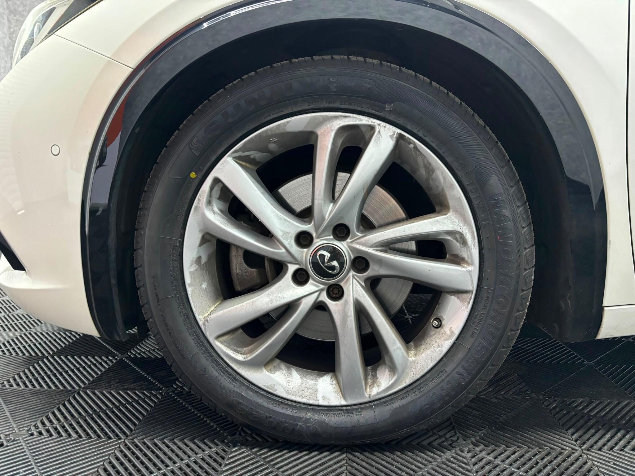 Infiniti Q30 view 26