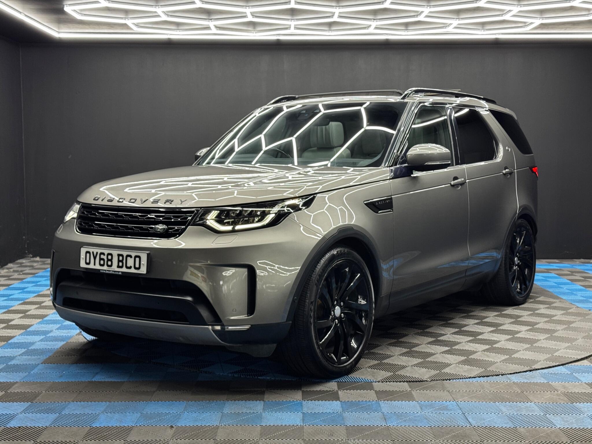 Land Rover Discovery view 3
