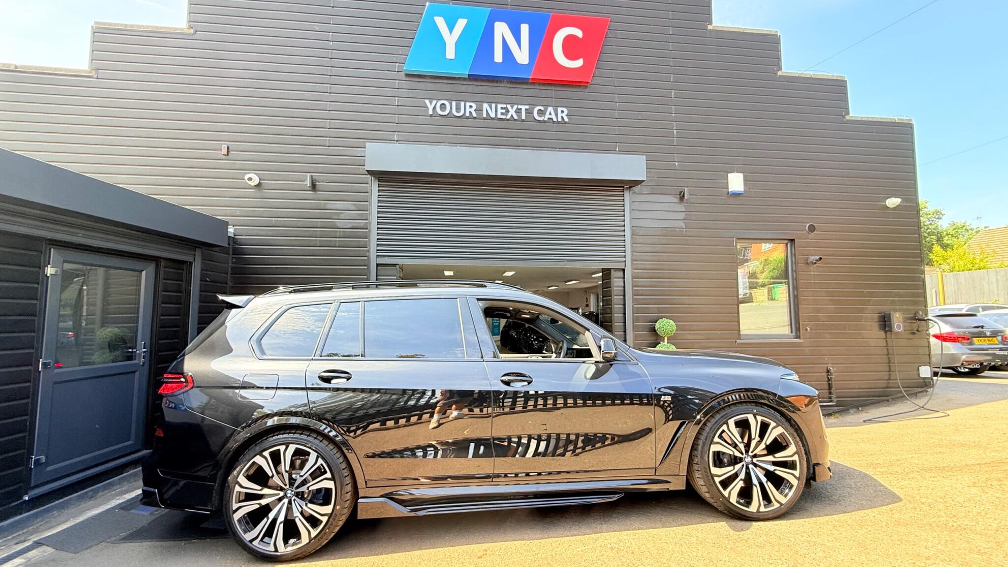 BMW X7 view 4