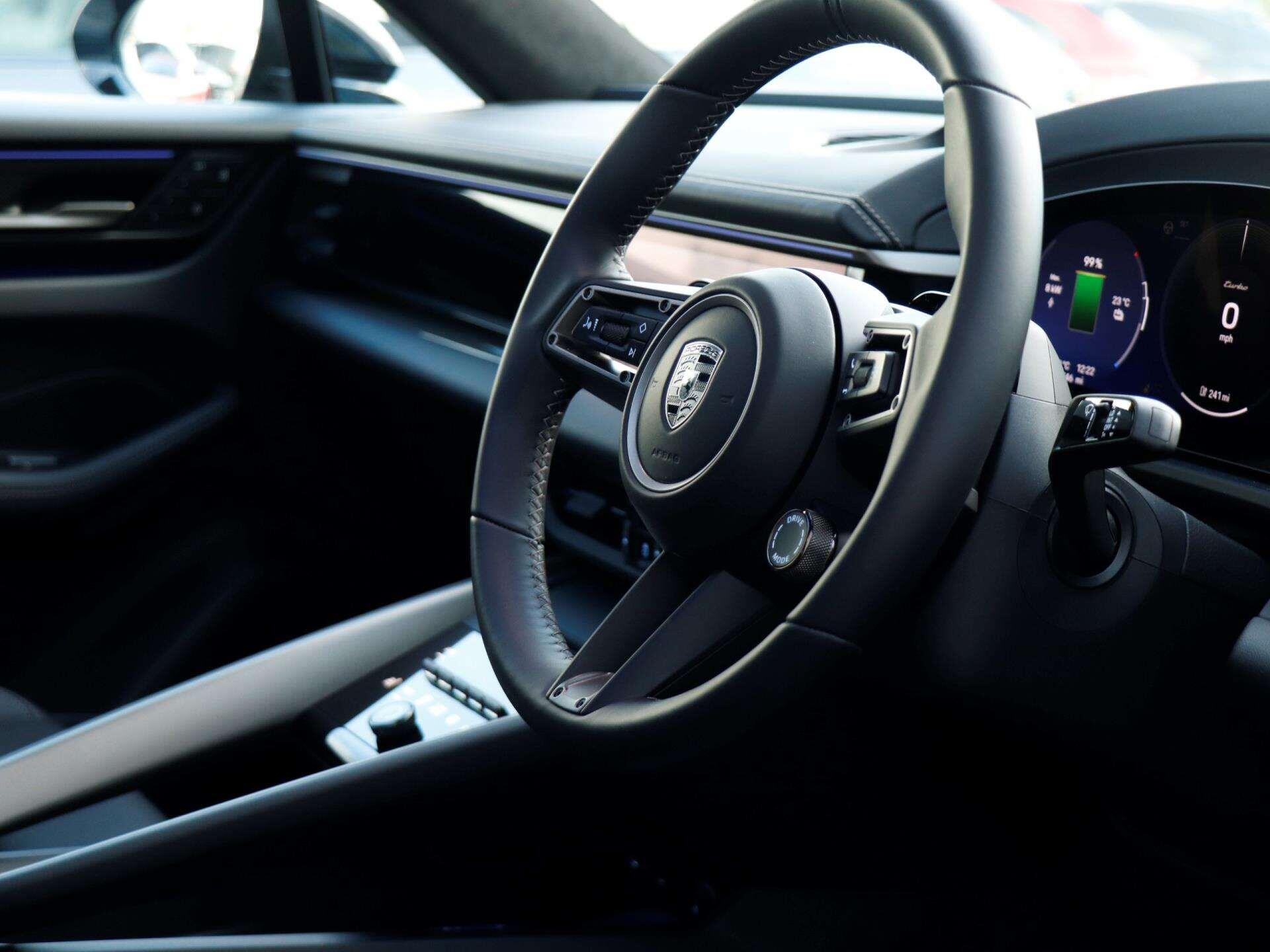 Porsche Macan view 12