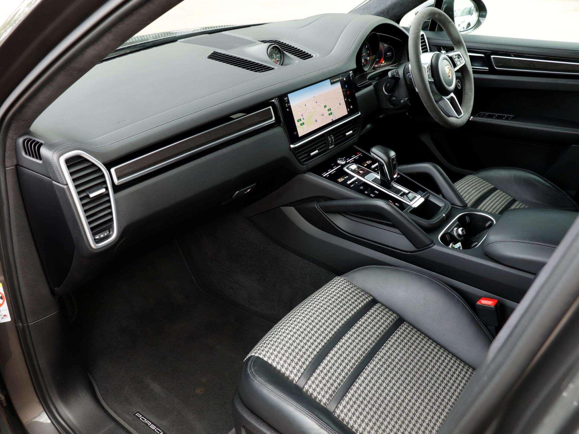 Porsche Cayenne view 9