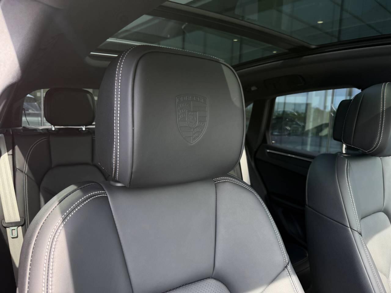 Porsche Macan view 12