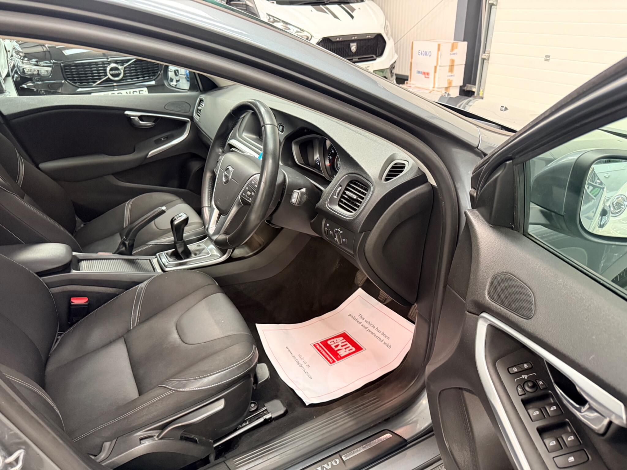 Volvo V40 view 10