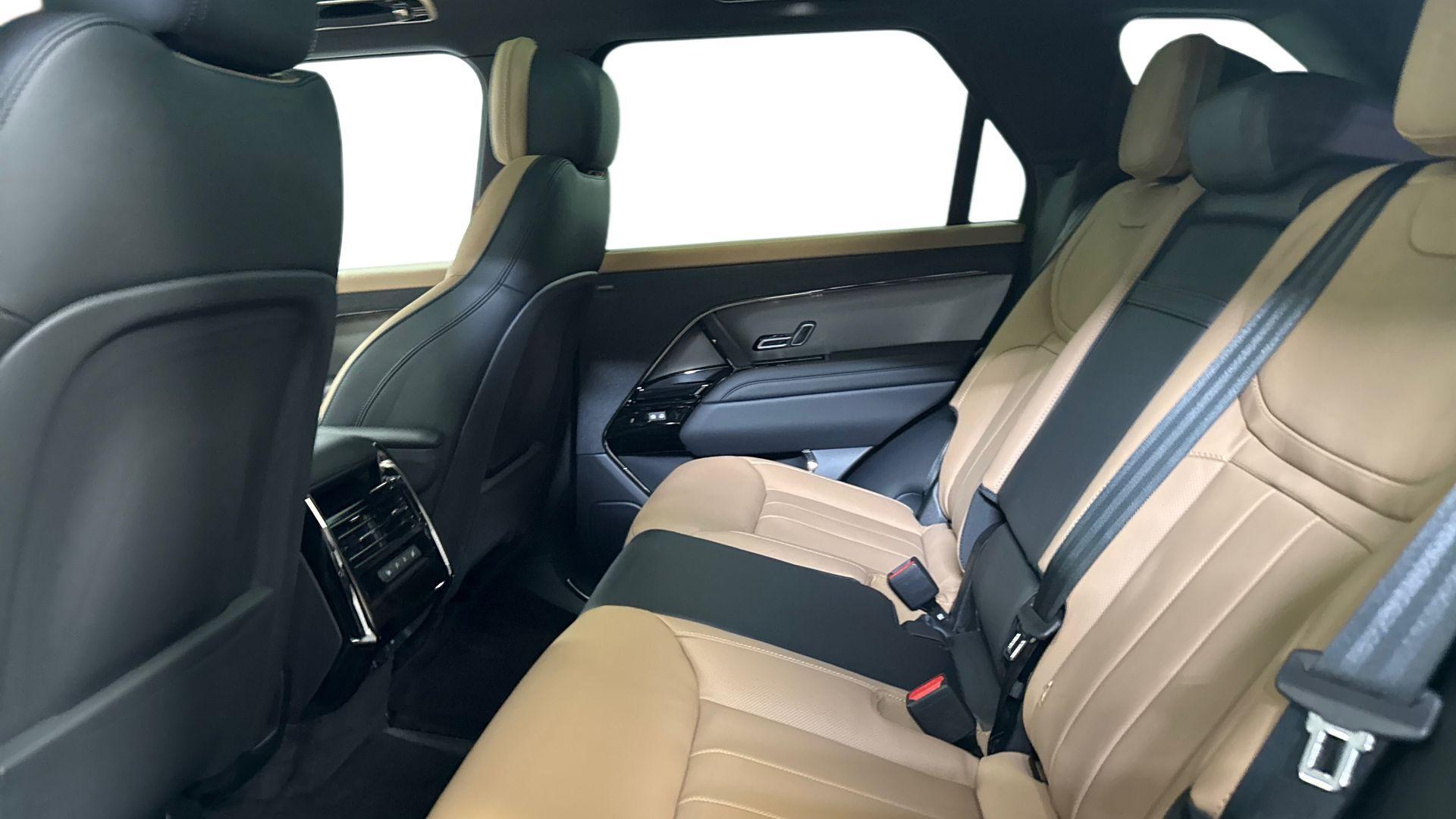 Land Rover Range Rover Sport view 4