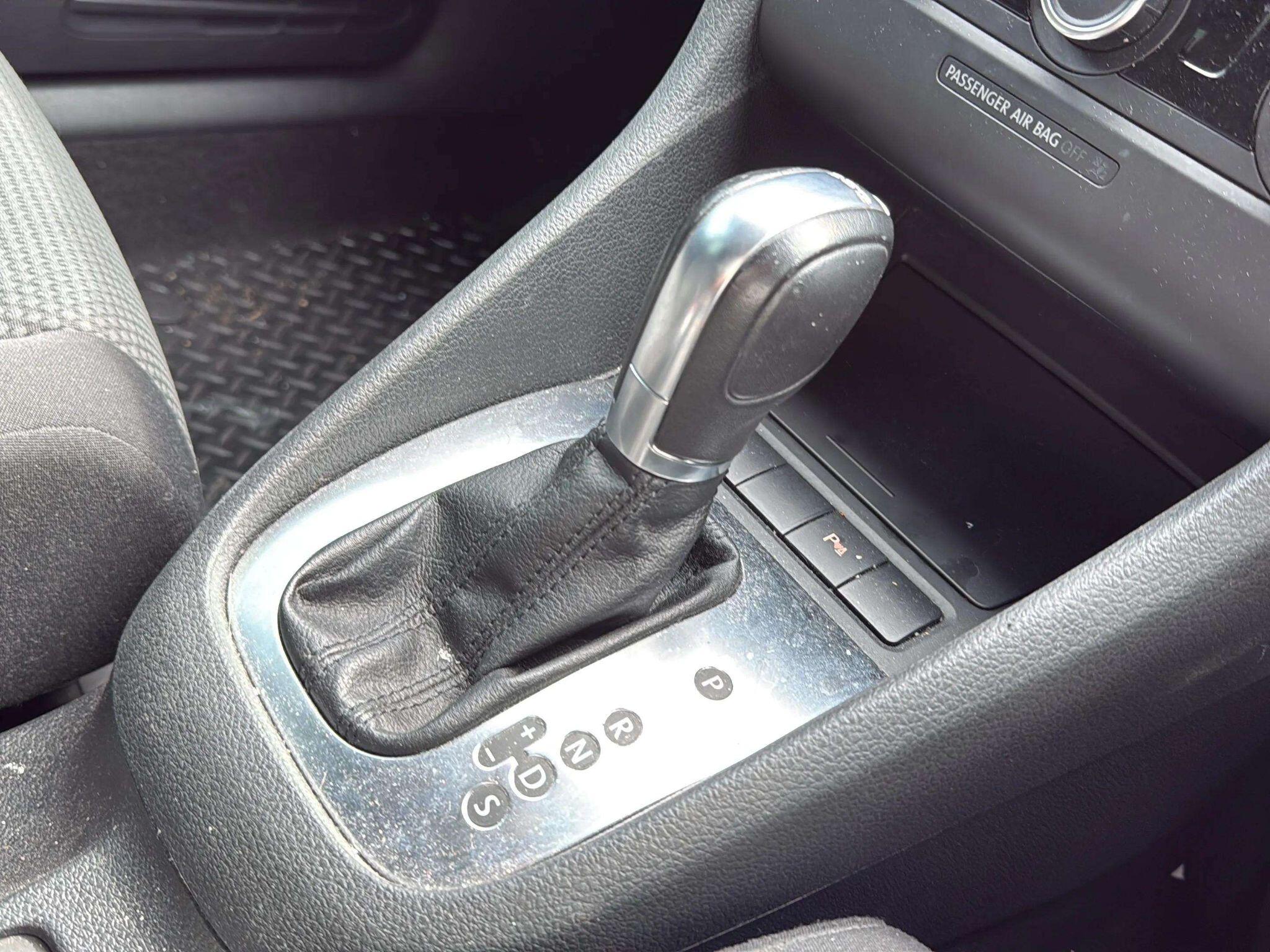 Volkswagen Golf view 6