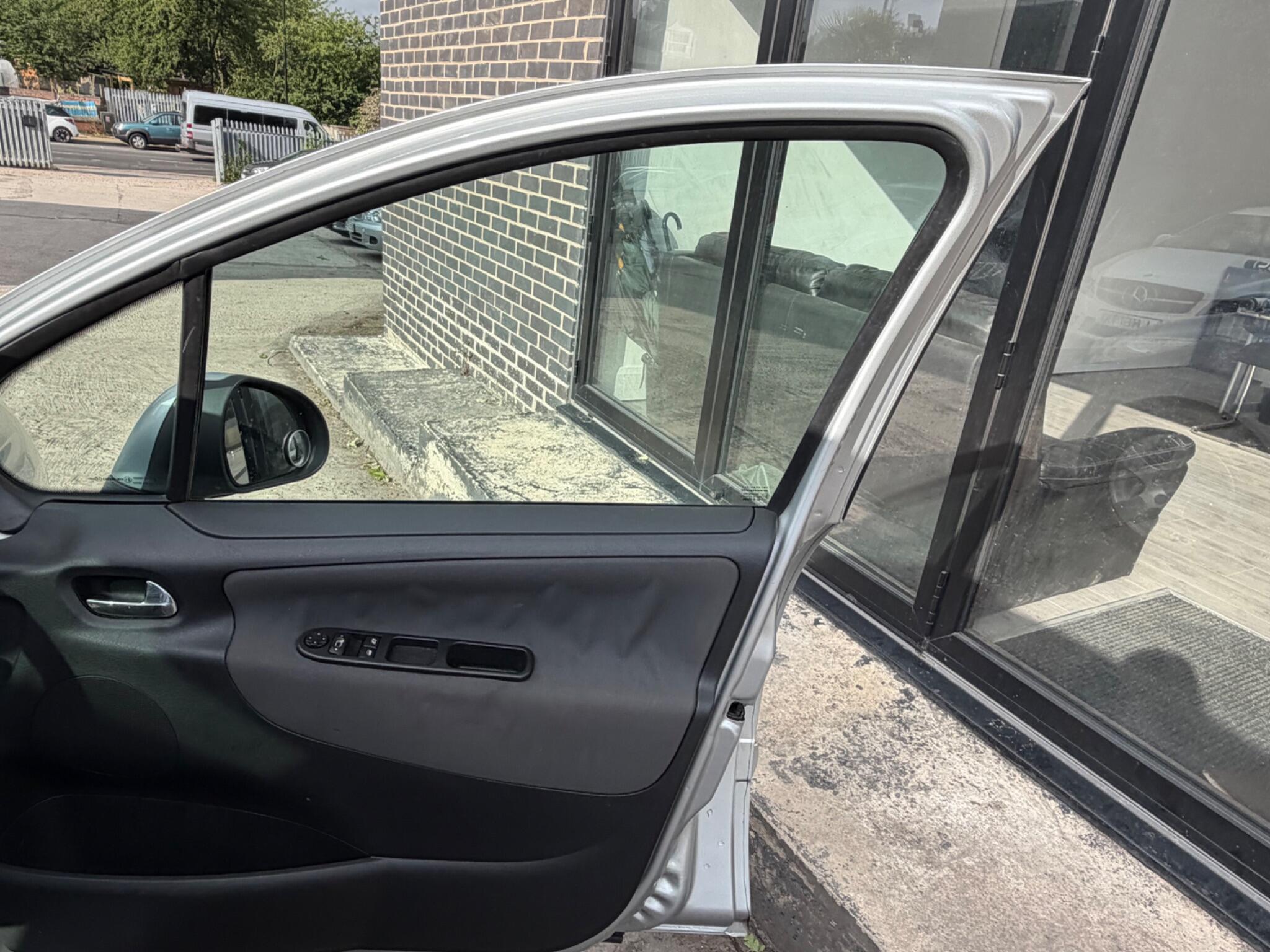 Peugeot 207 view 9