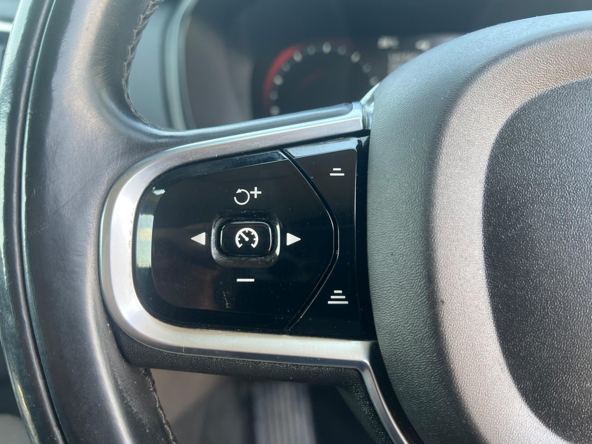 Volvo XC90 view 42
