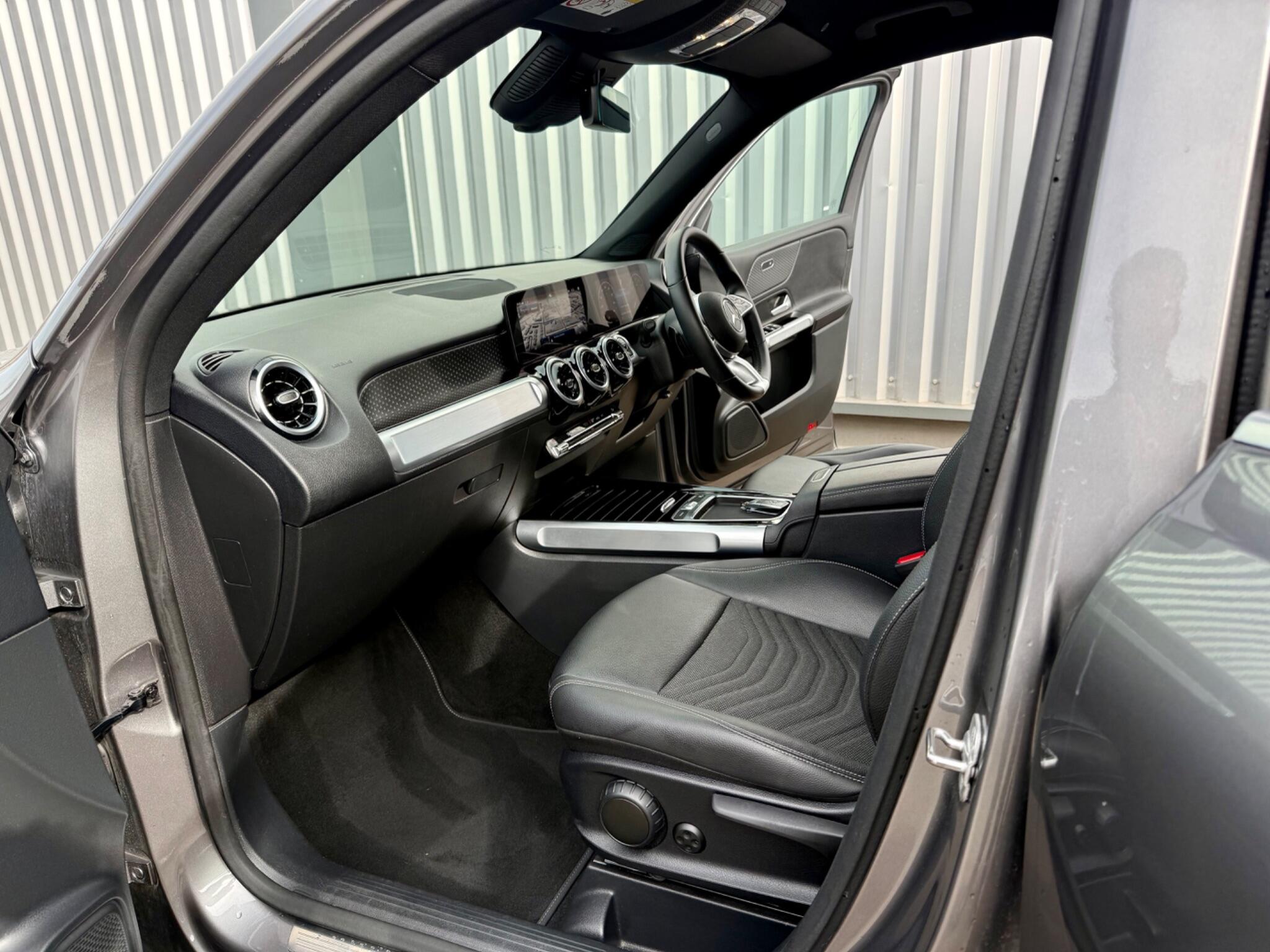 Mercedes-Benz GLB view 26