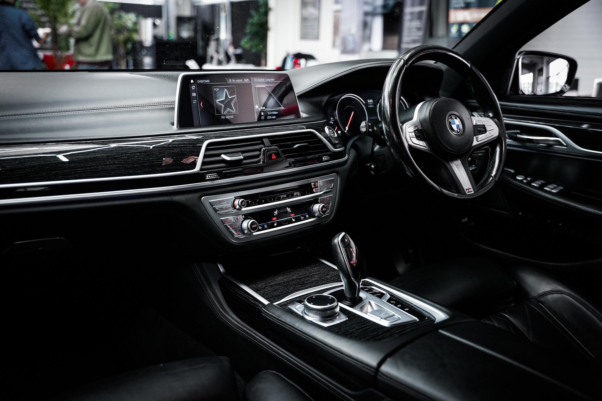 BMW 7 Series view 22