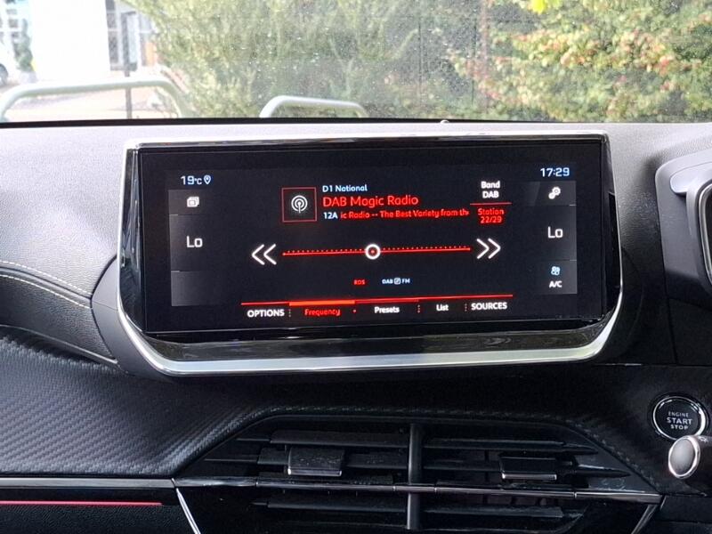 Peugeot 208 view 11