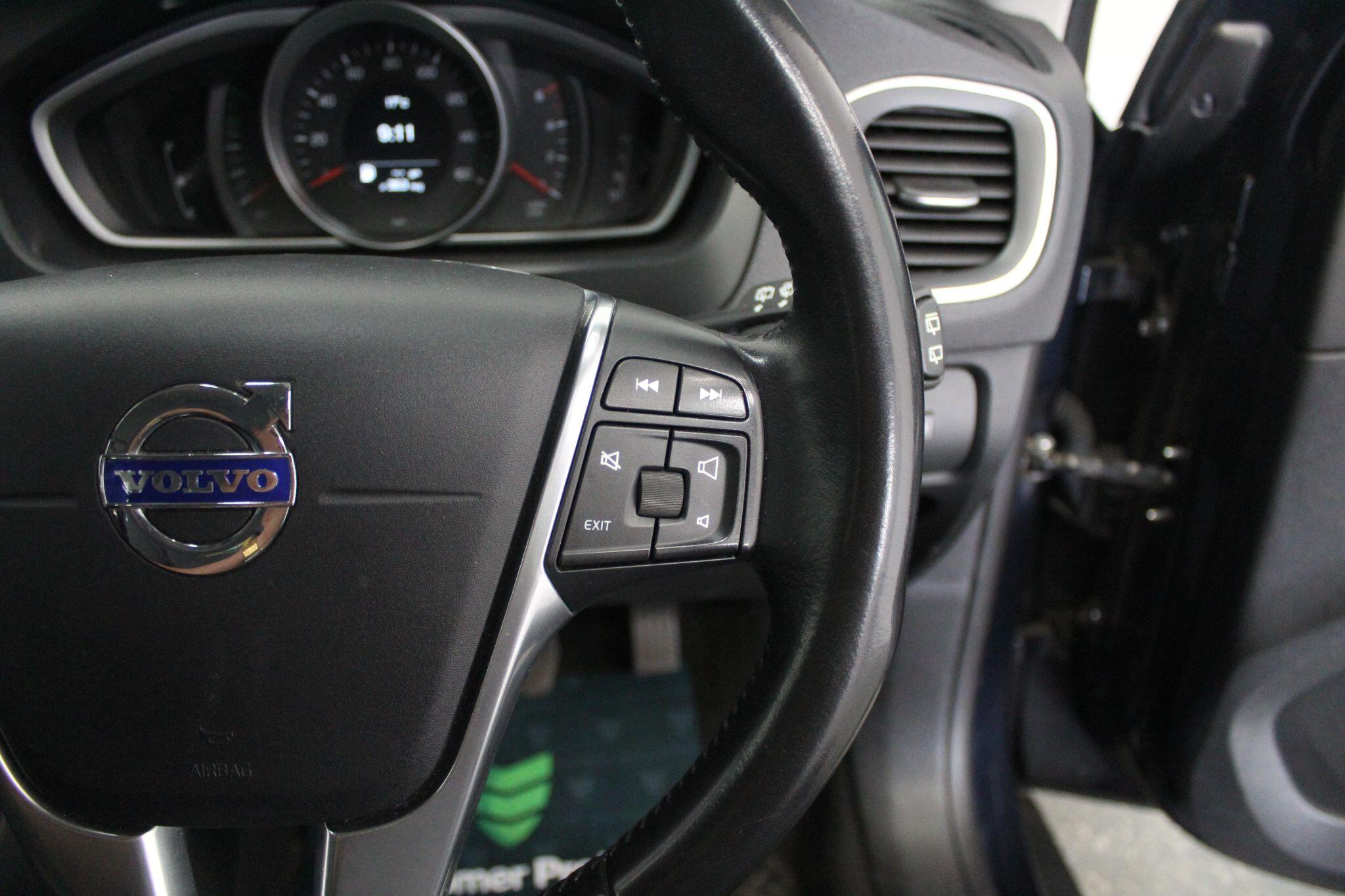 Volvo V40 Cross Country view 44