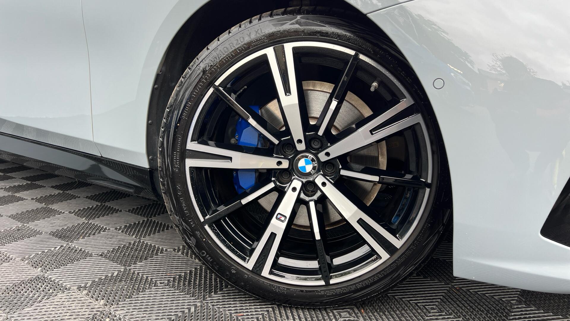 BMW 5 Series view 25