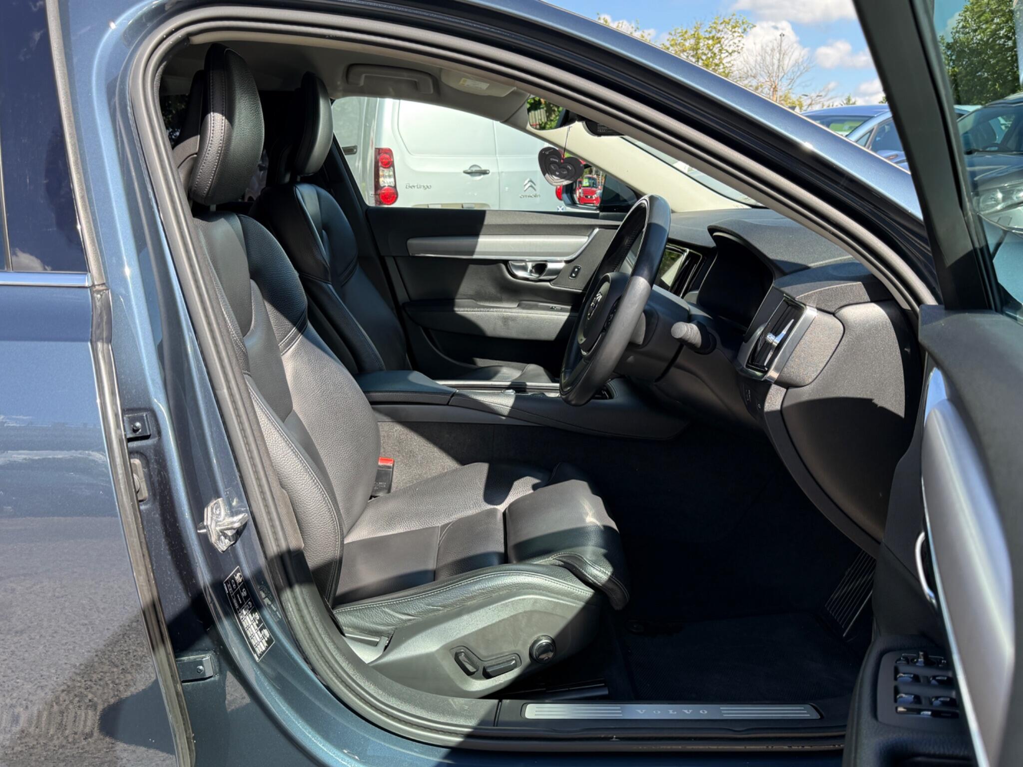 Volvo S90 - Image 33