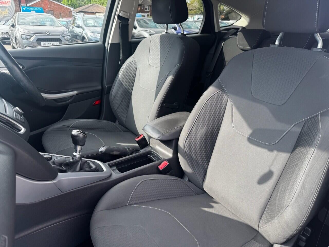 Ford Focus view 28