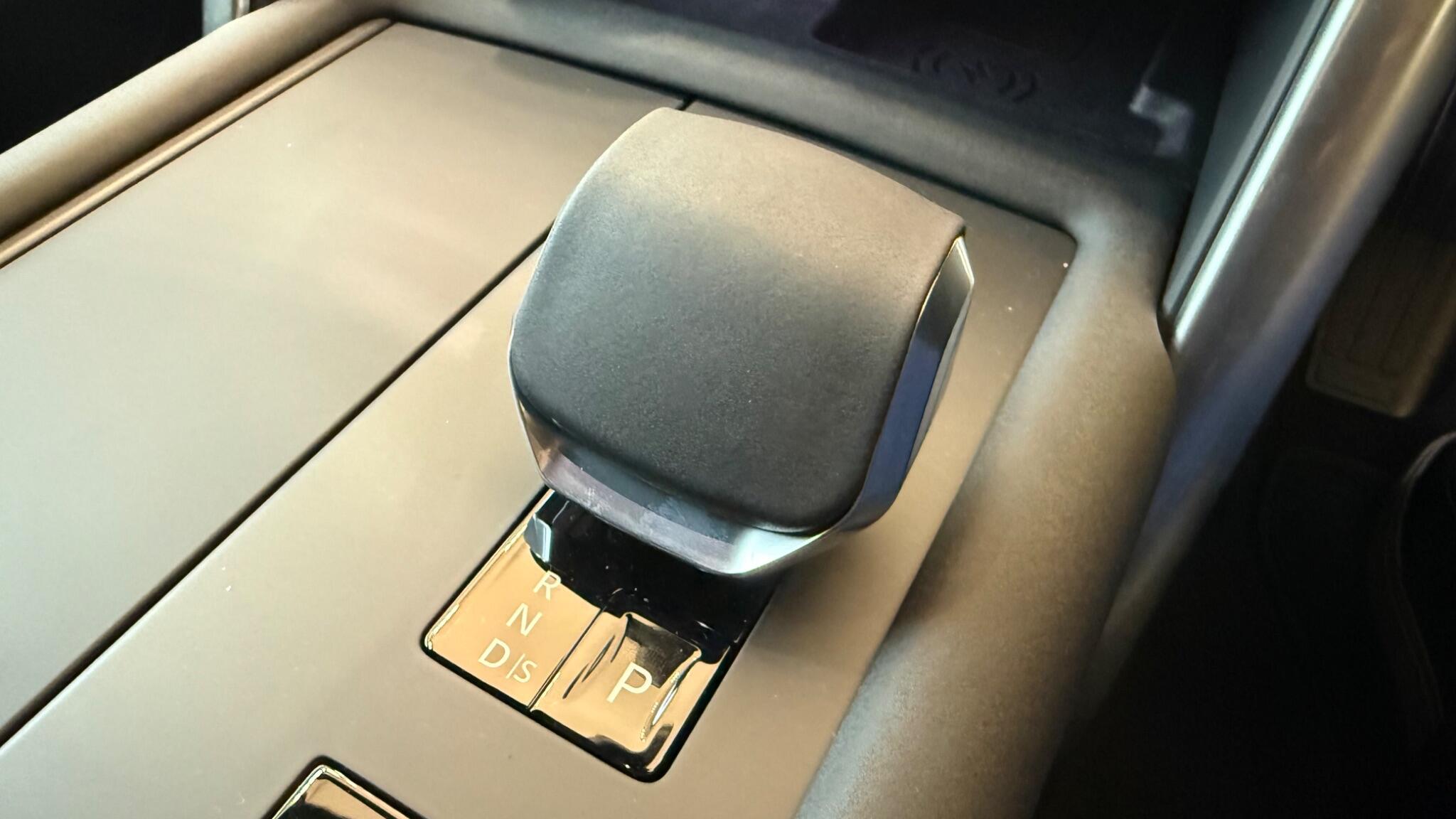 Land Rover Discovery view 3