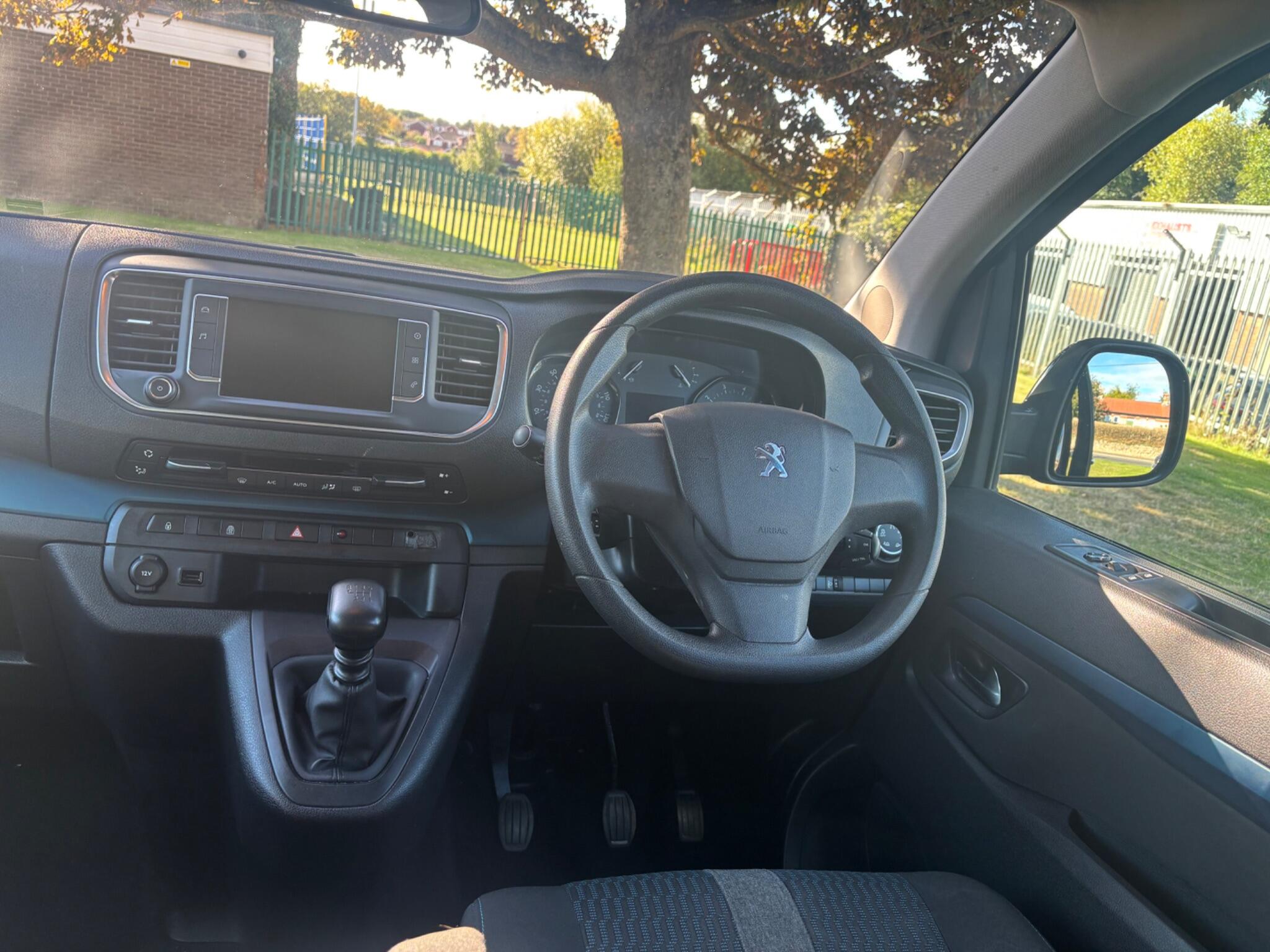Peugeot Traveller view 11