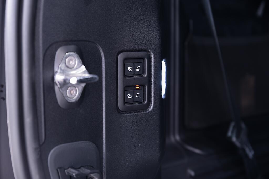Land Rover Defender view 31