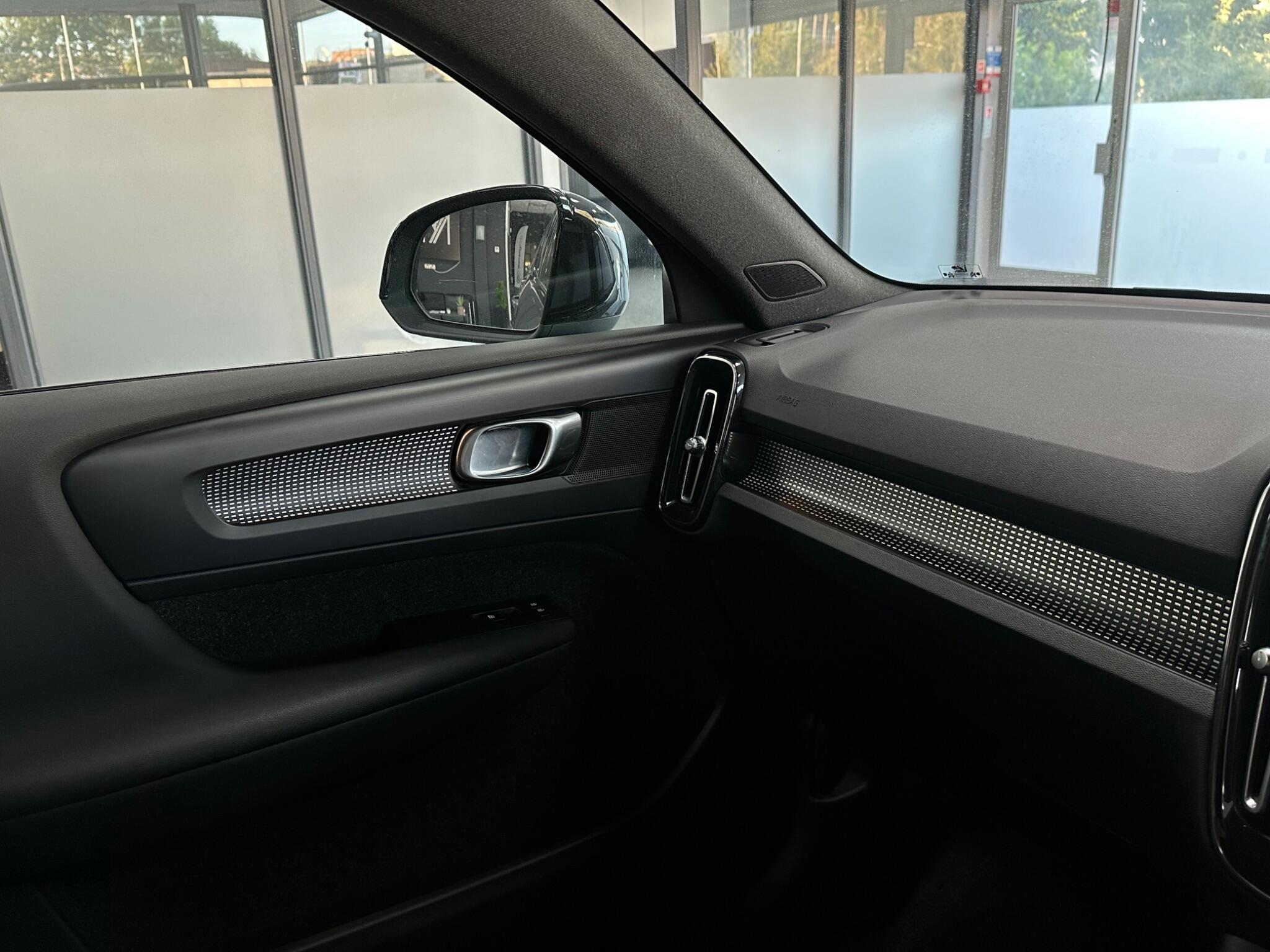 Volvo XC40 view 31