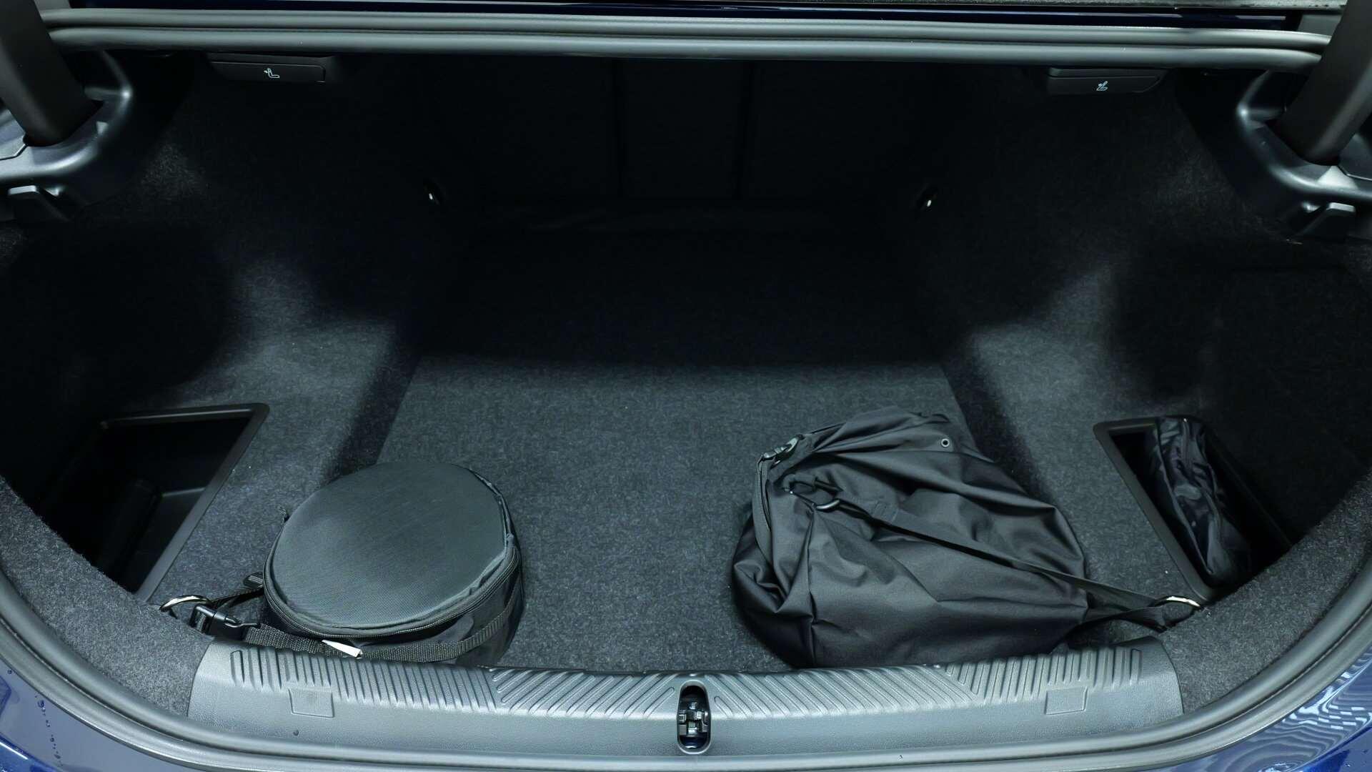 BMW 5 Series view 13
