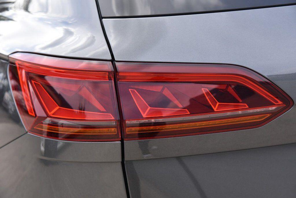 Volkswagen Touareg view 17