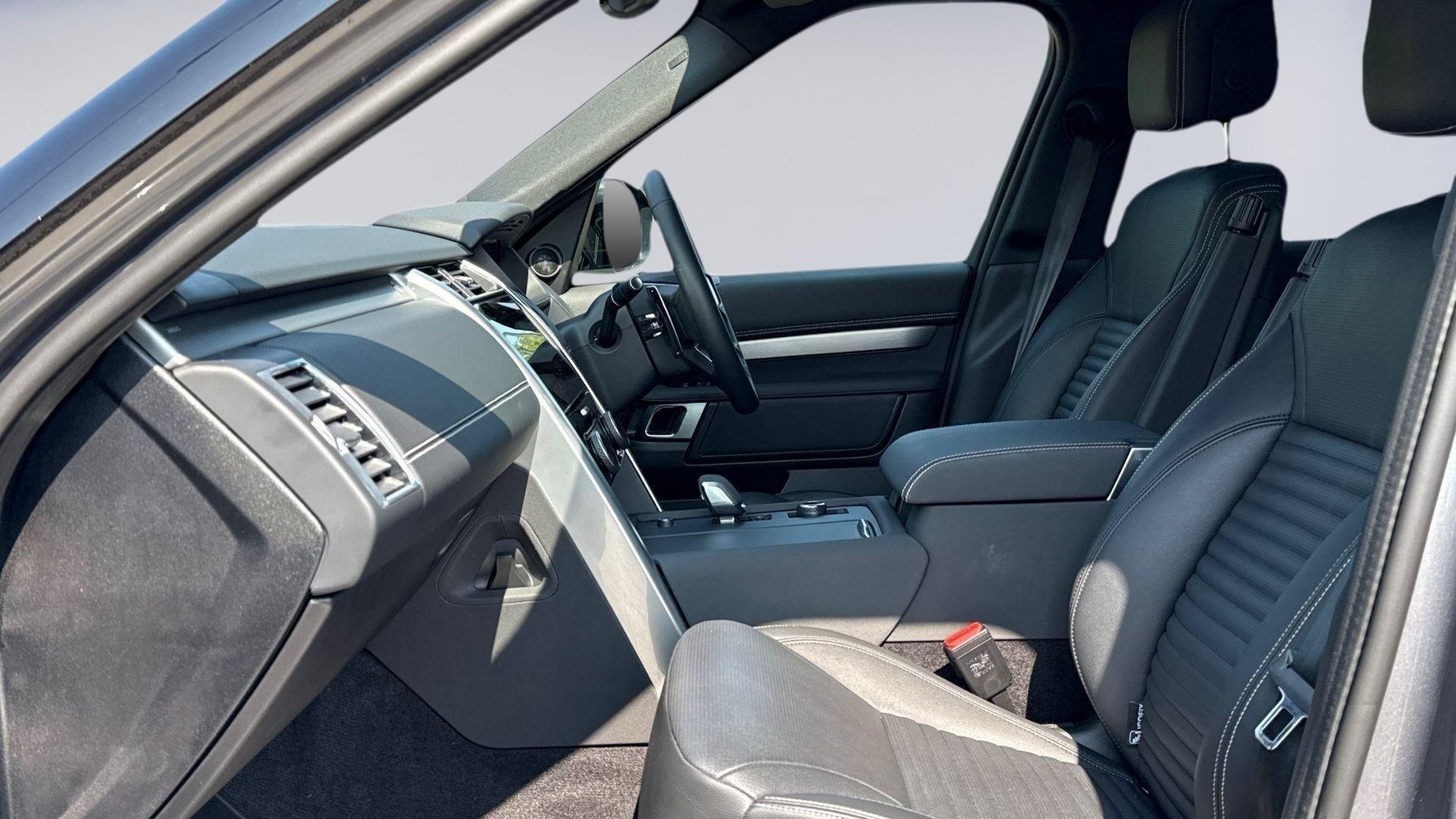 Land Rover Discovery view 3