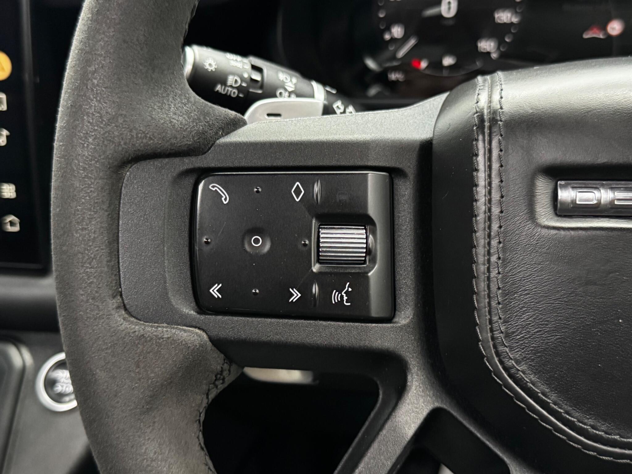 Land Rover Defender view 32