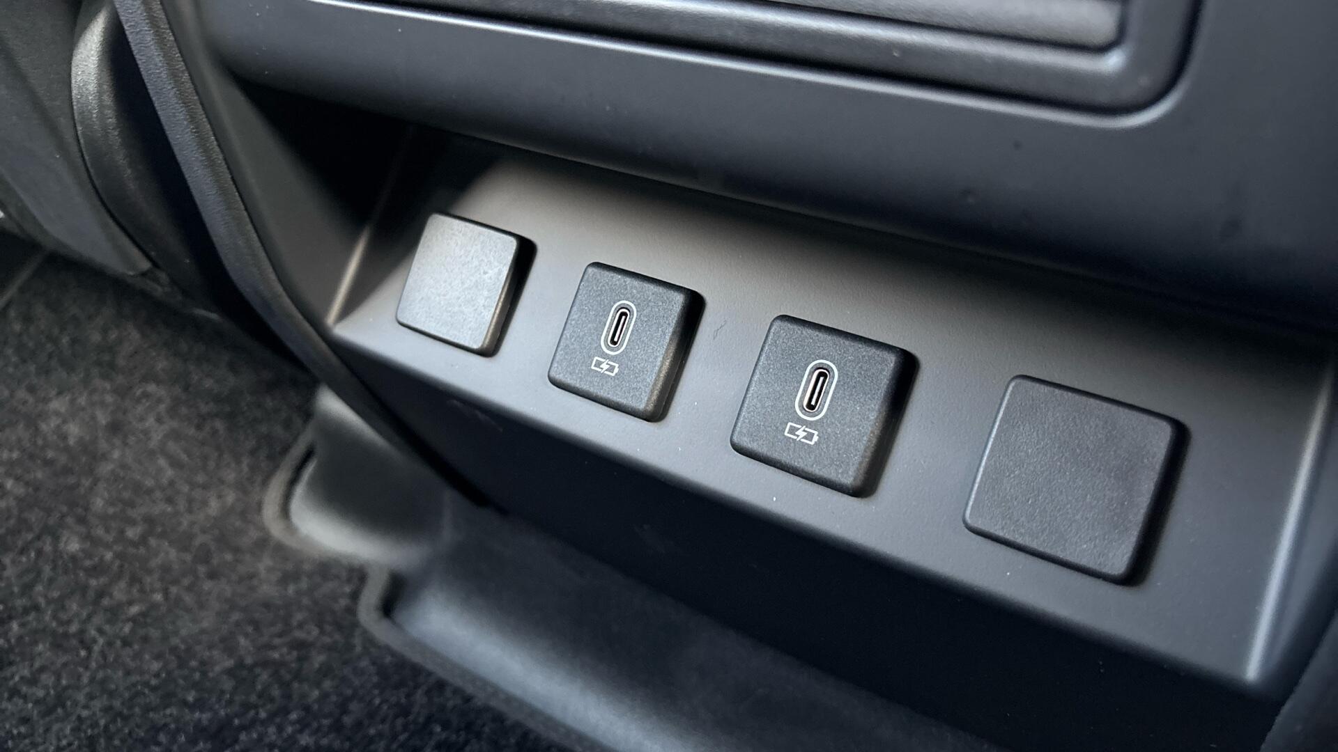 Land Rover Defender view 36
