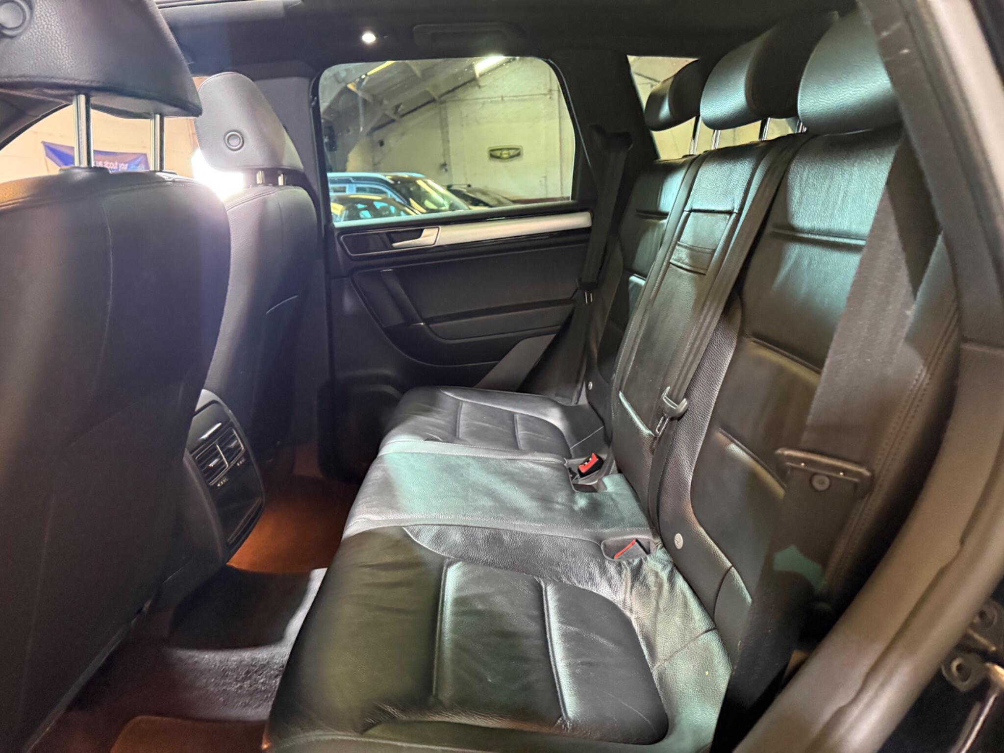 Volkswagen Touareg view 45