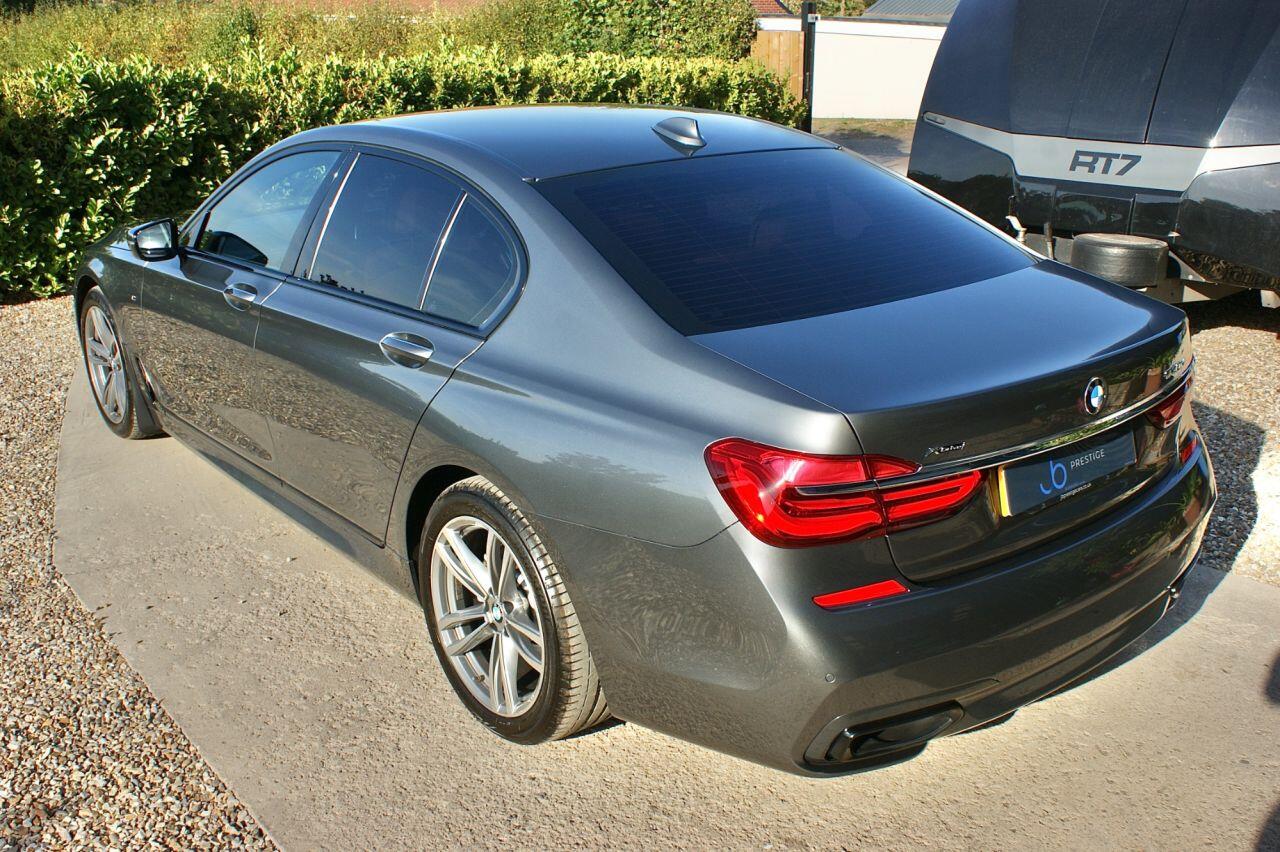 BMW 7 Series view 19